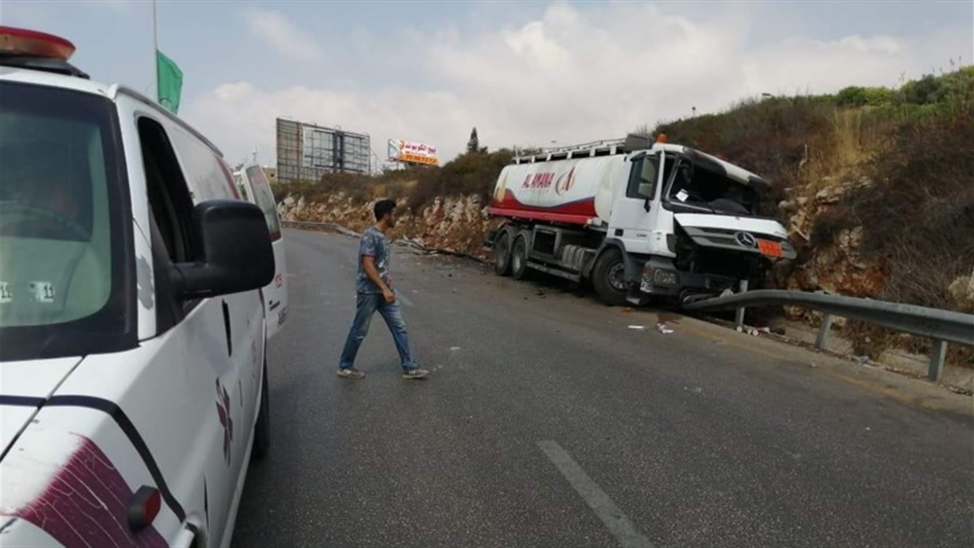 جريح اثر انحراف صهريج محروقات على اوتوستراد صيدا... وتسرب لمادة البنزين (صور)