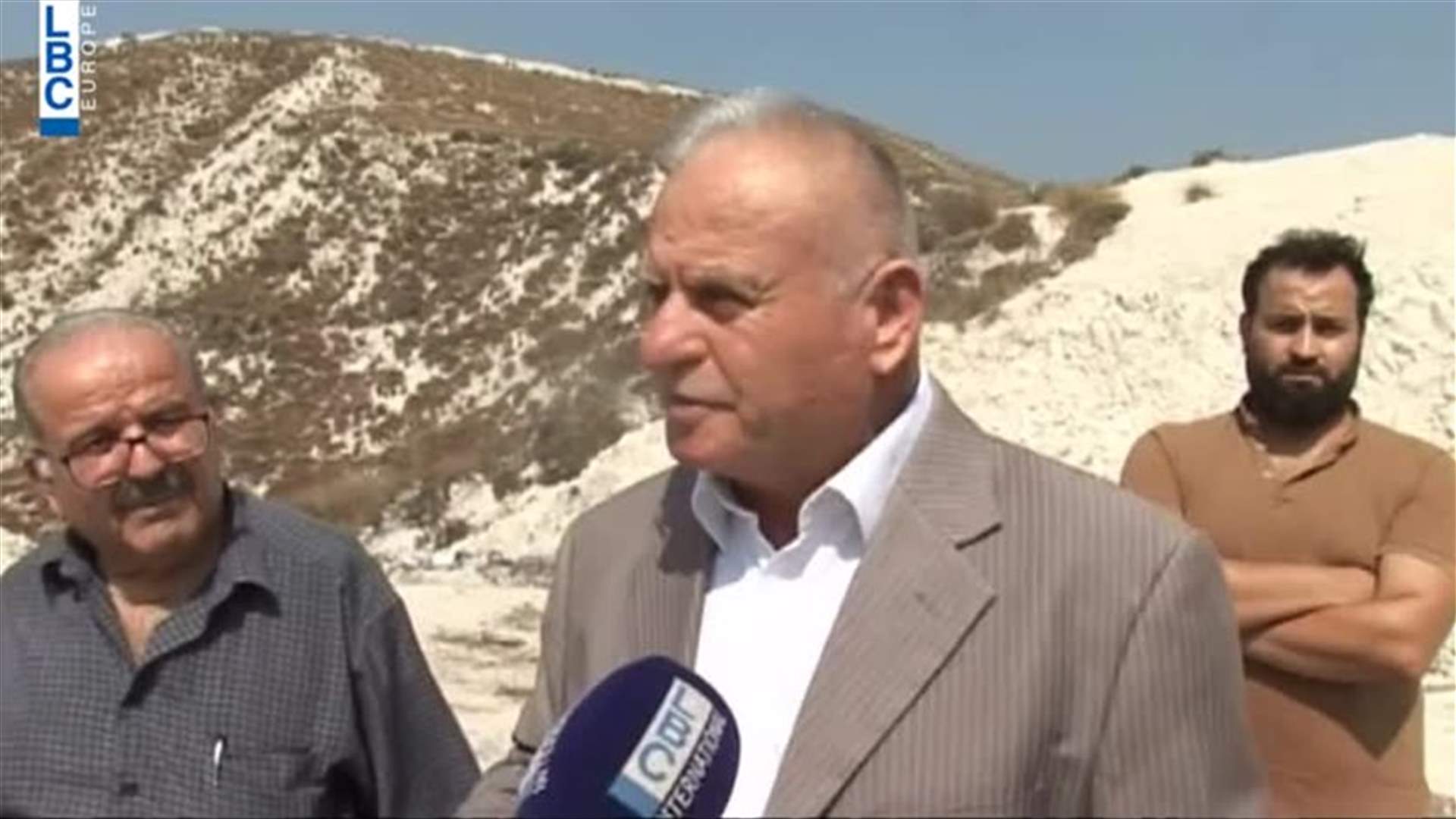 عدد من أهالي بلدة برغون يحتجون على مكب عشوائي في البلدة