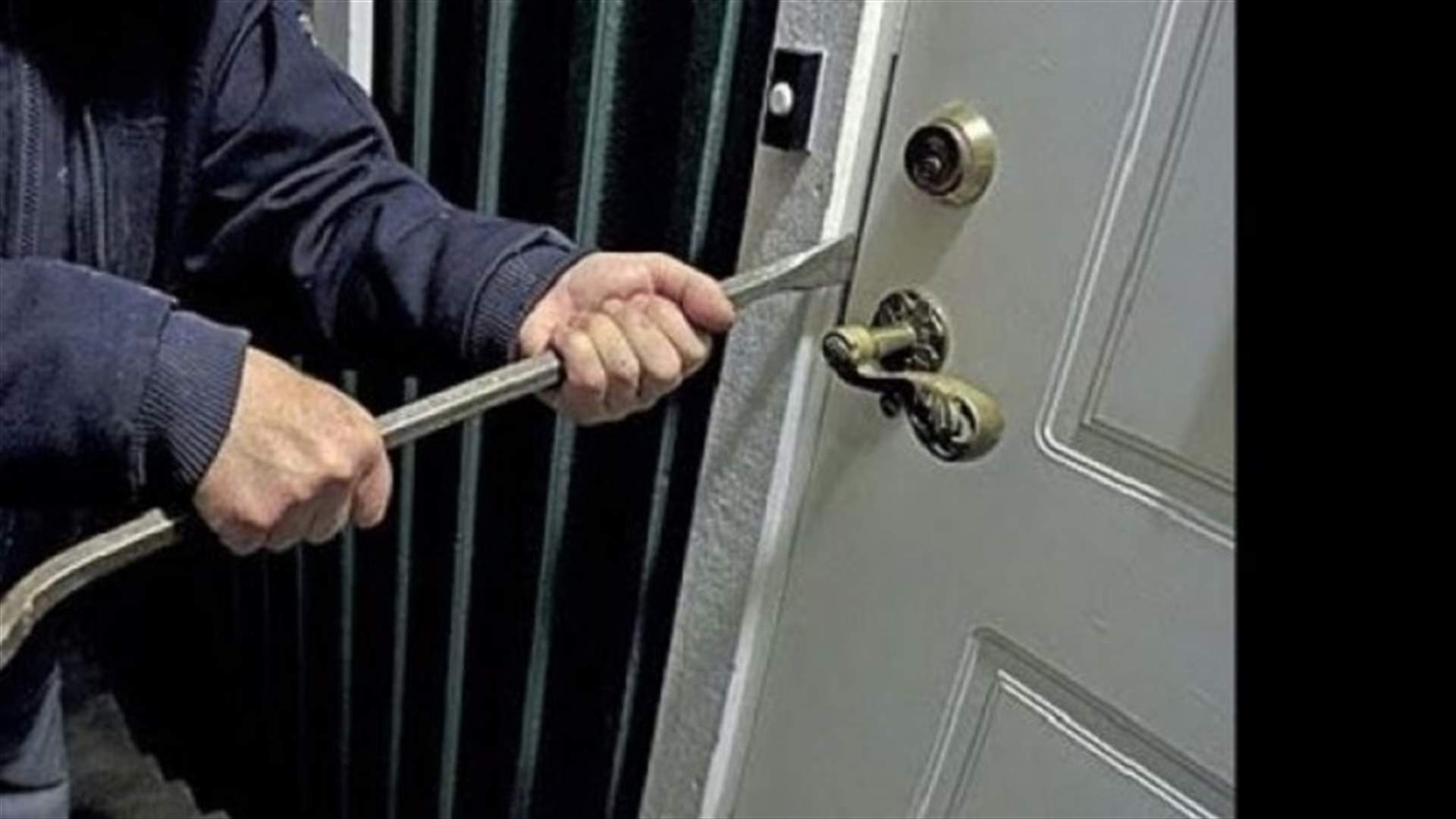سرق مبلغاً من المال من داخل مستودع في كوسبا...