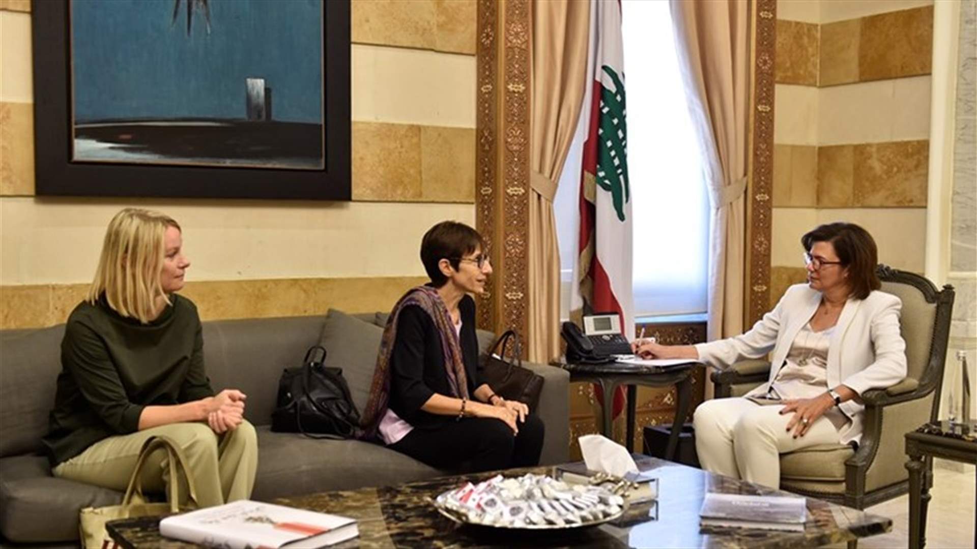 الحسن بحثت مع وفد من مفوضية اللاجئين مسألة تسجيل ولادات النازحين