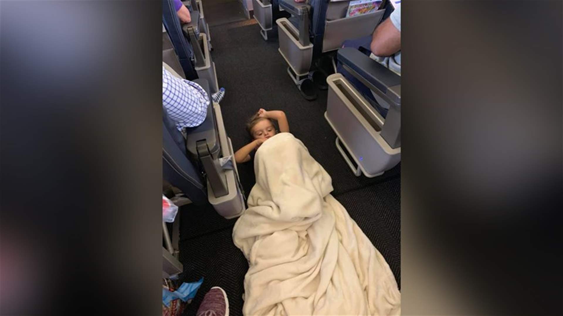 طفل مصاب بالتوحد رفض وضع حزام الأمان على متن الطائرة... فهكذا تصّرفت المضيفات