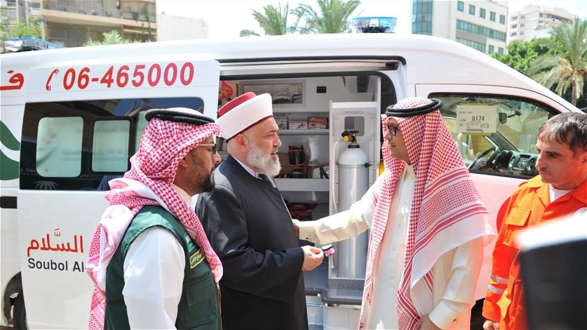 بخاري سلم 3 سيارات اسعاف مجهزة الى جمعية سبل السلام: المملكة تثبت مدى اهتمامها بالدور الانساني