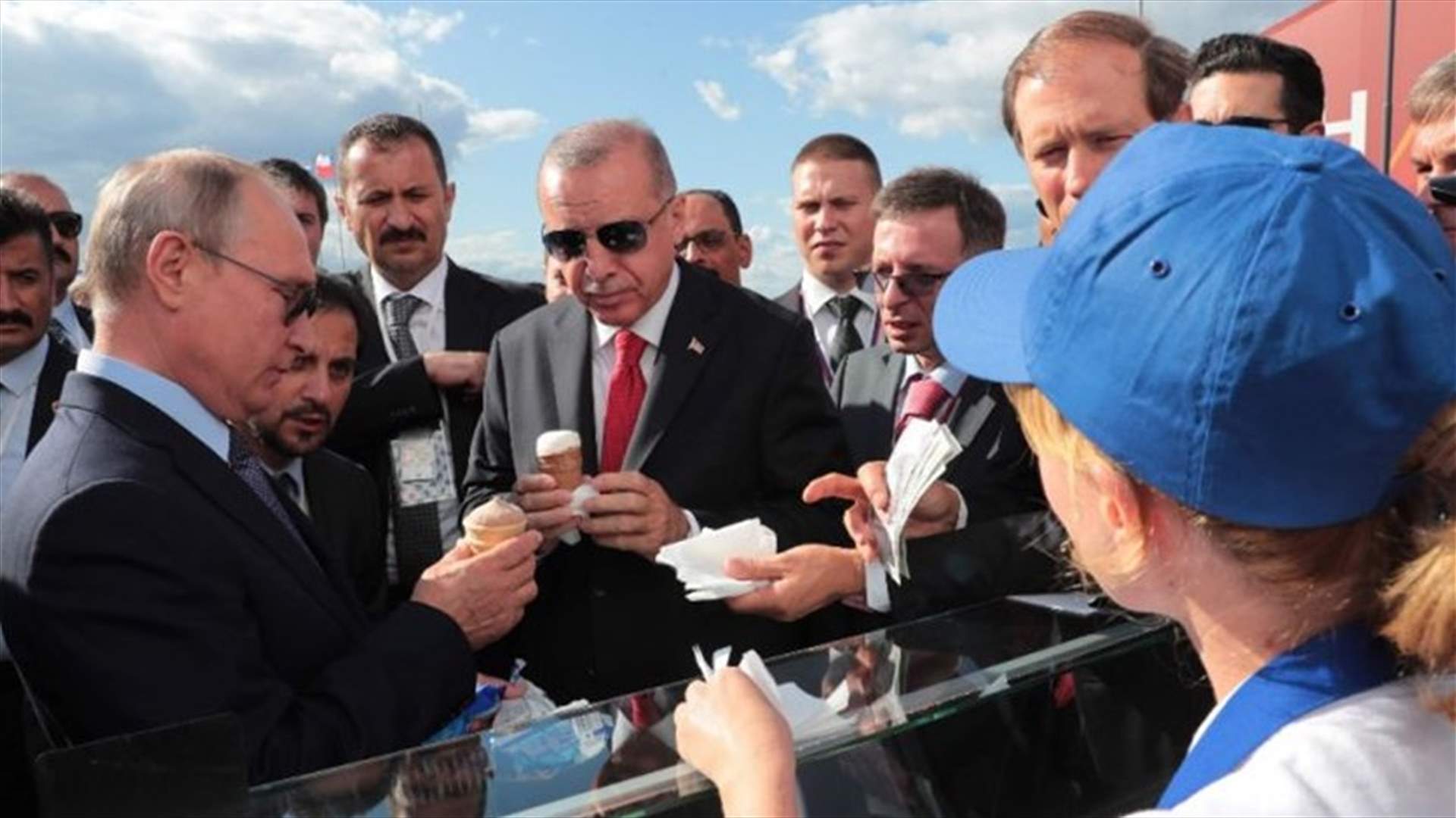 بائعة الآيس كريم  لبوتين واردوغان تشغل الصحافة الروسية... ظهرت قبل عامين في المعرض نفسه!