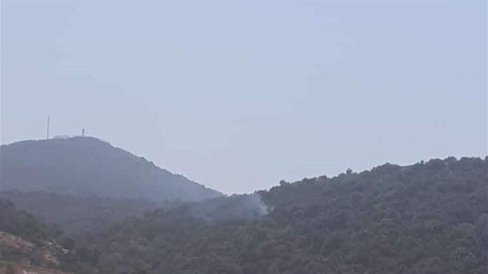 صورتان للقنابل الحارقة التي ألقتها طائرة مسيّرة إسرائيلية على الأحراج في مزرعة بسطرة اللبنانية