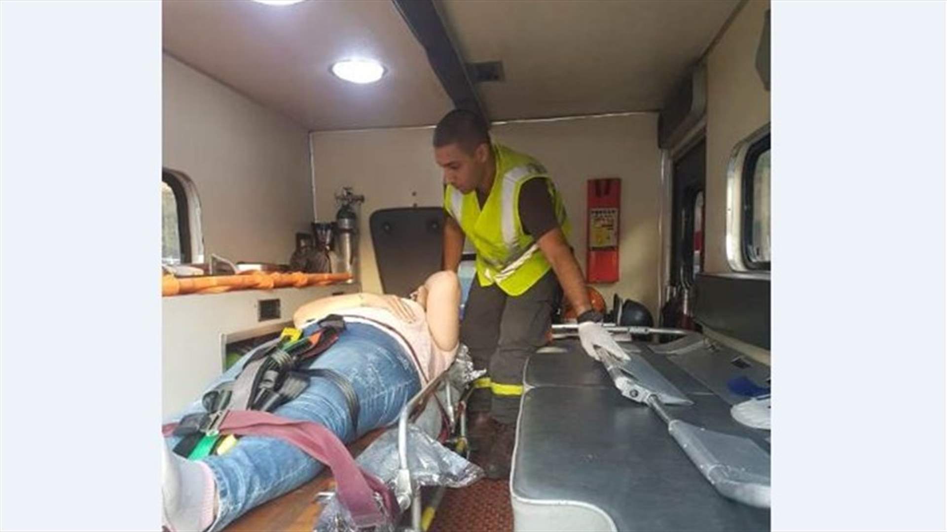 4 جرحى في اصطدام سيارة بالحاجز الإسمنتي على أوتوستراد المتن السريع (صورة)