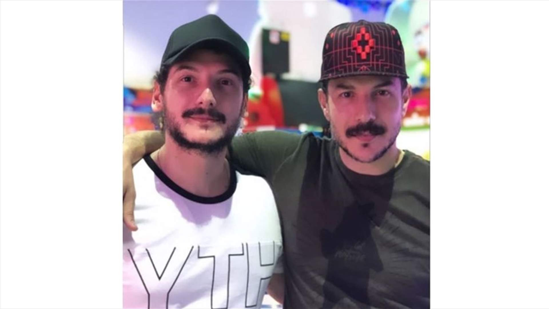 صورة عفوية لباسل خياط وشقيقه محمد... "إلعب أبو حميد"!