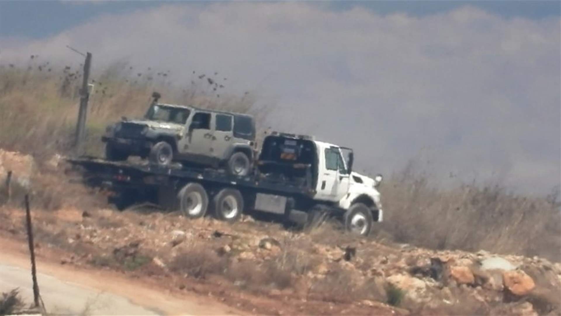 الجيش الإسرائيلي سحب آليته العسكرية المعطلة من أسفل موقع المطلة (صورة)