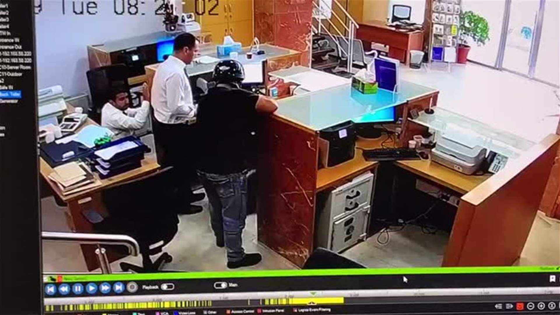 كاميرات المراقبة توثق لحظة تعرّض مصرف &quot;فرنسبنك&quot; في طرابلس لمحاولة السطو (فيديو)