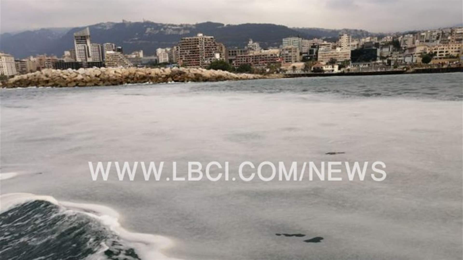 الـLBCI في بحر الذوق... هكذا بدت الرغوة على سطح المياه (صور وفيديو)