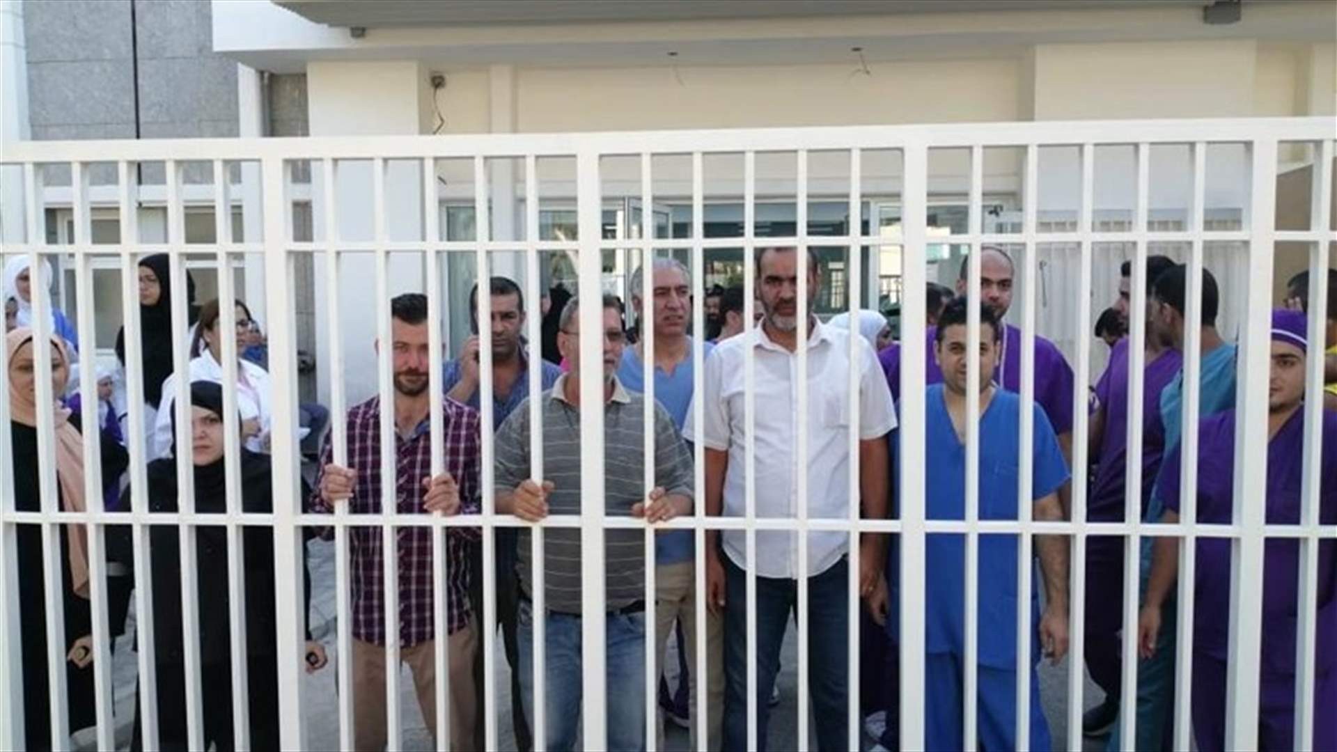 موظفو مستشفى رفيق الحريري الحكومي بدأوا اعتصاما مفتوحا حتى تسديد رواتبهم