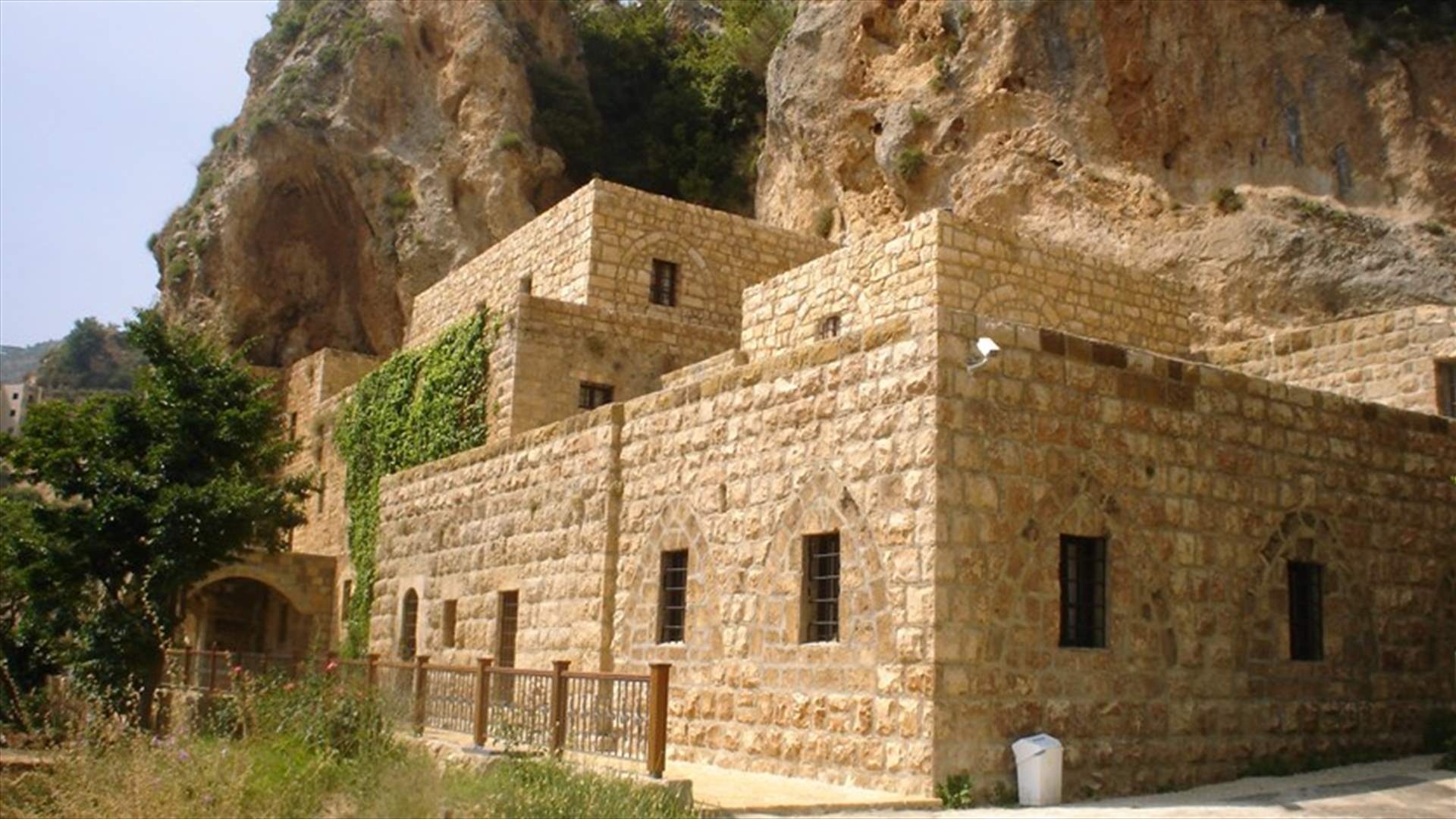 صورة نادرة تجمع جبران مع صديقه