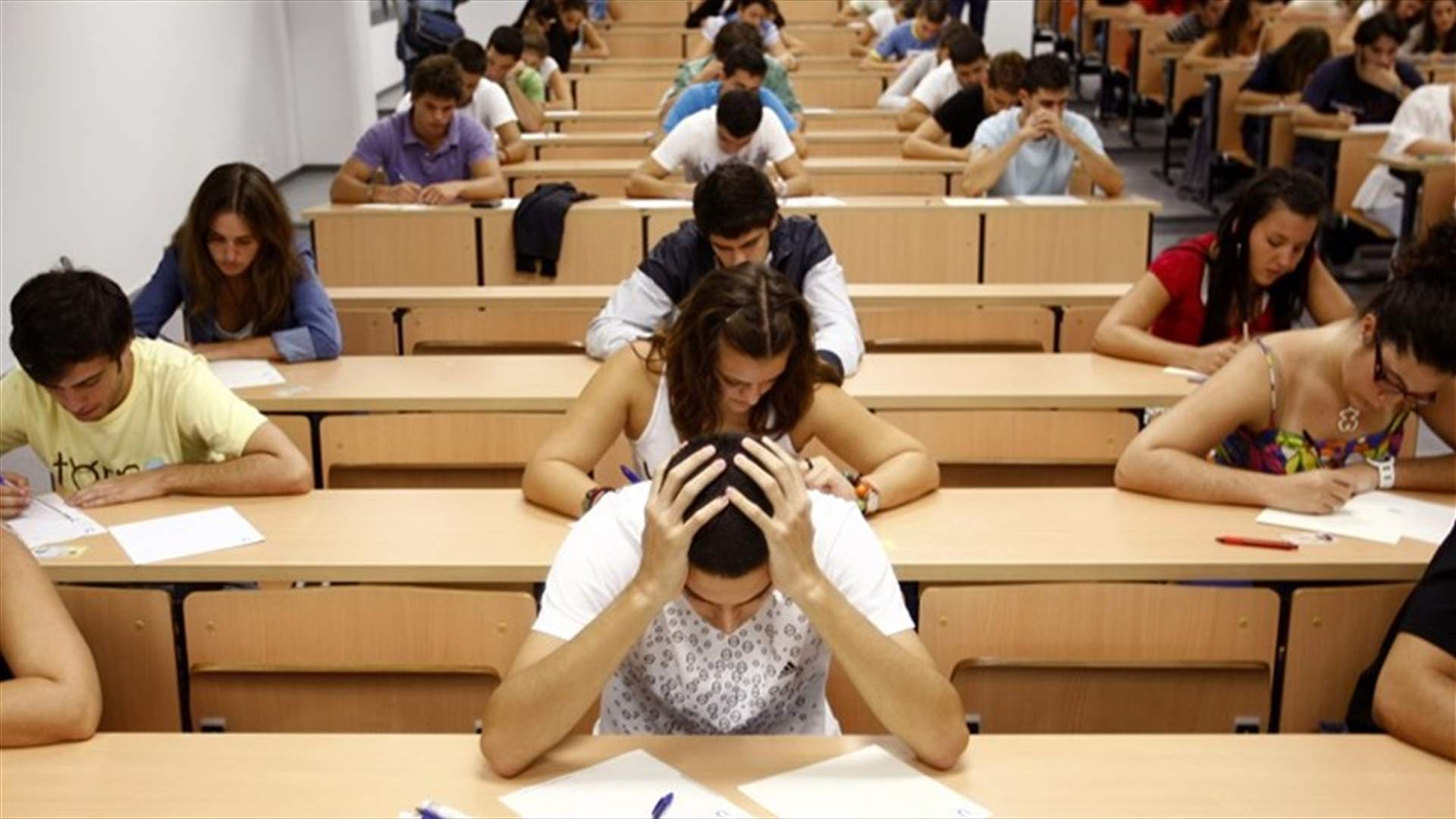 أستاذ يلجأ إلى حيلة غريبة لمنع الطلاب من الغش بالامتحان (صورة)