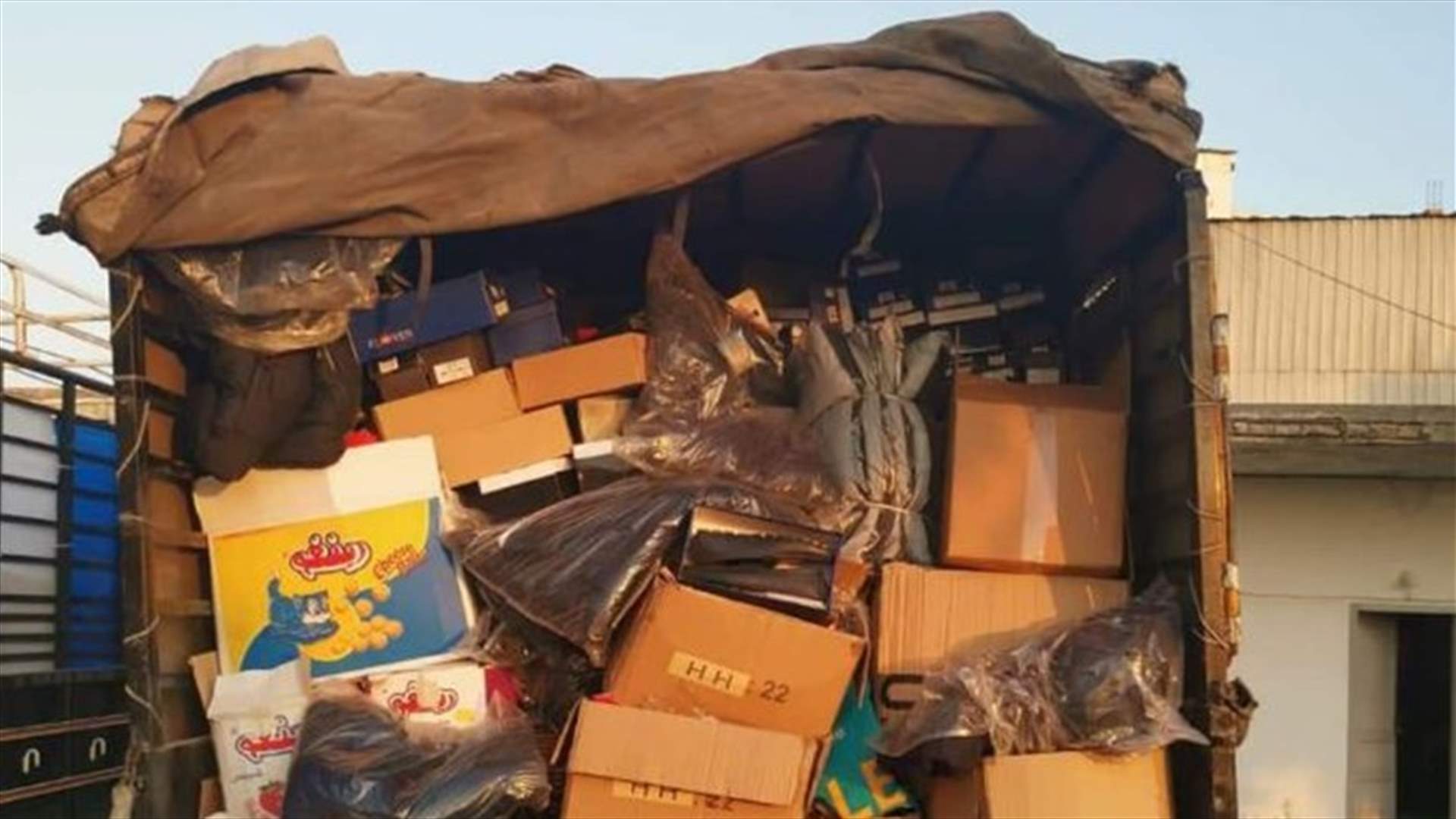 ضبط سيارة &quot;بيك اب&quot; محمّلة بالاحذية المهربة