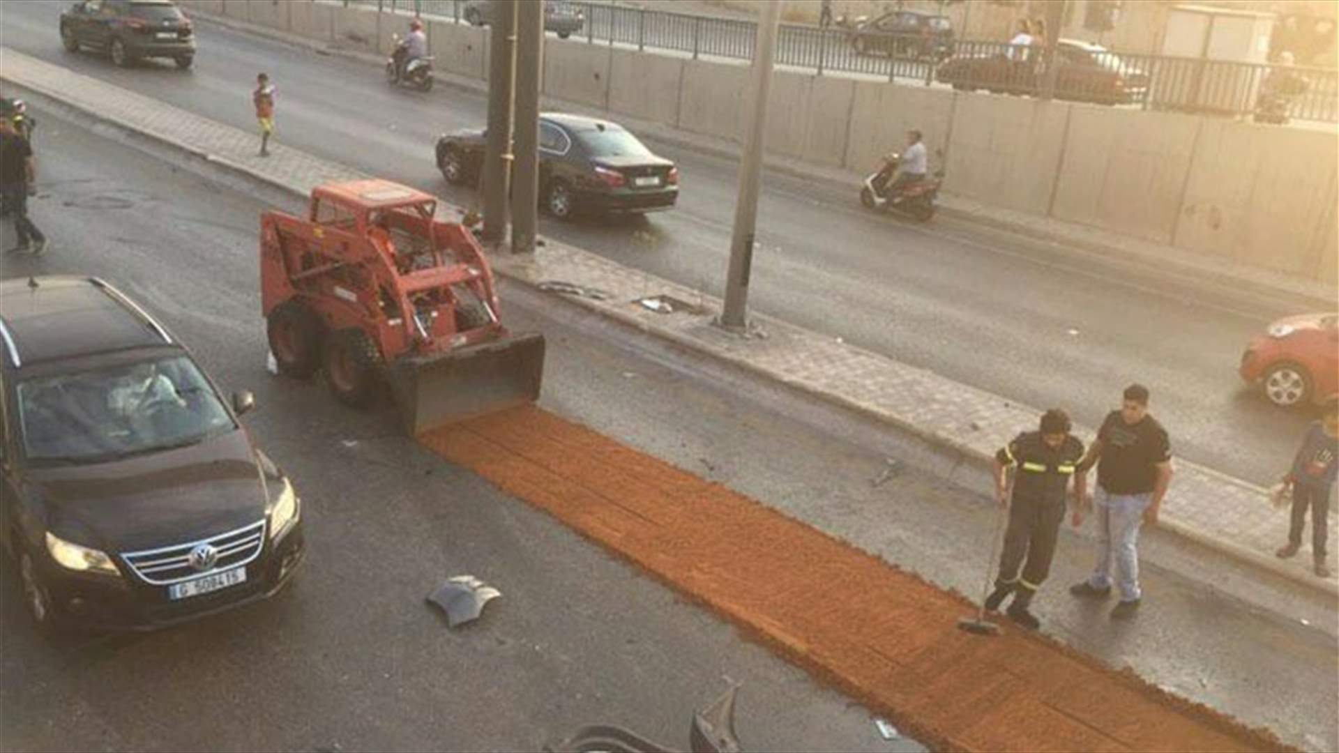 حادث سير على طريق المطار... ونثر الرمل على الطريق اثر تسرب للزيت (صور)
