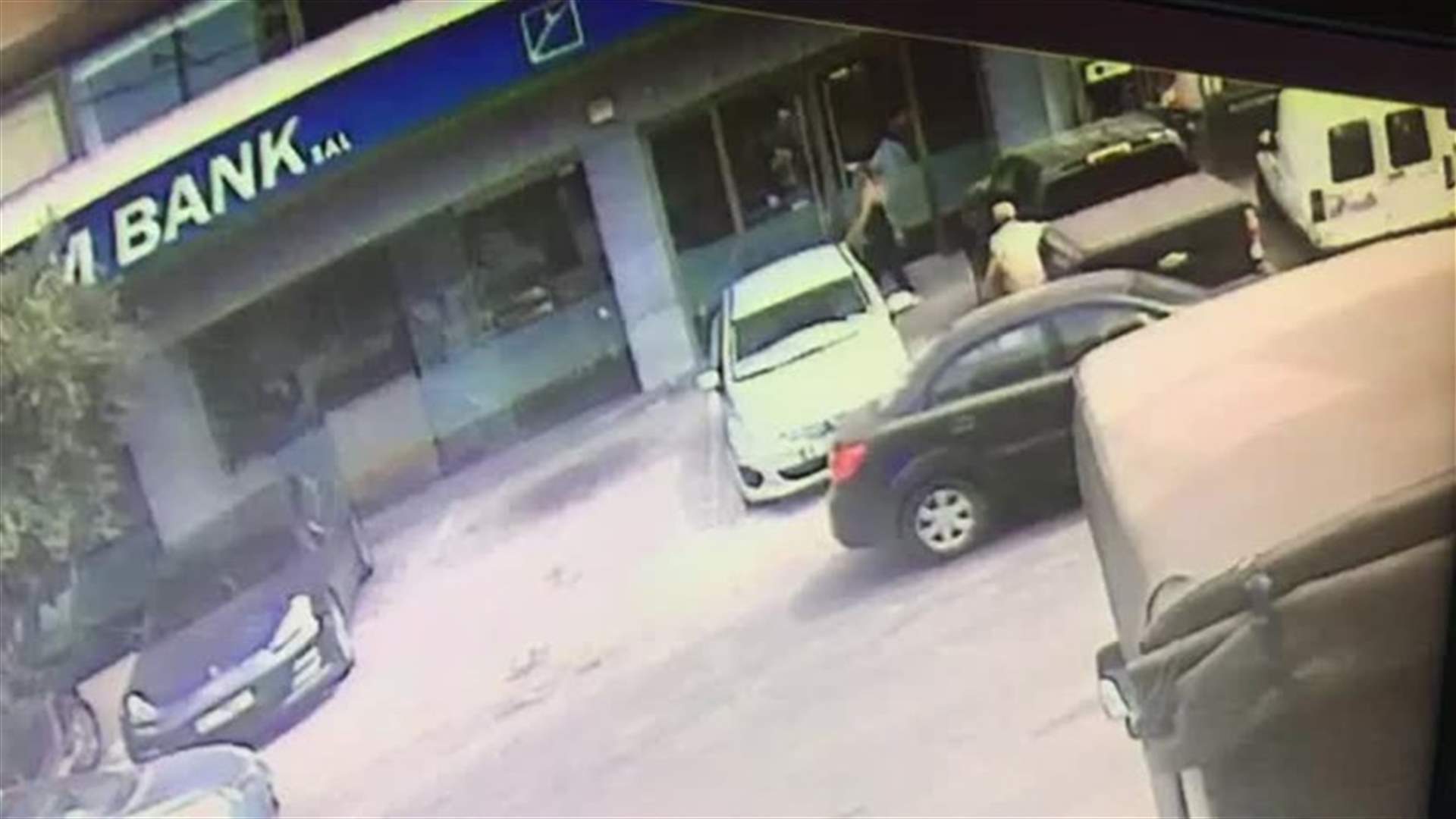 سيارة تجتاح واجهة "بنك لبنان والمهجر" في جبيل... وجرح موظفة (فيديو)