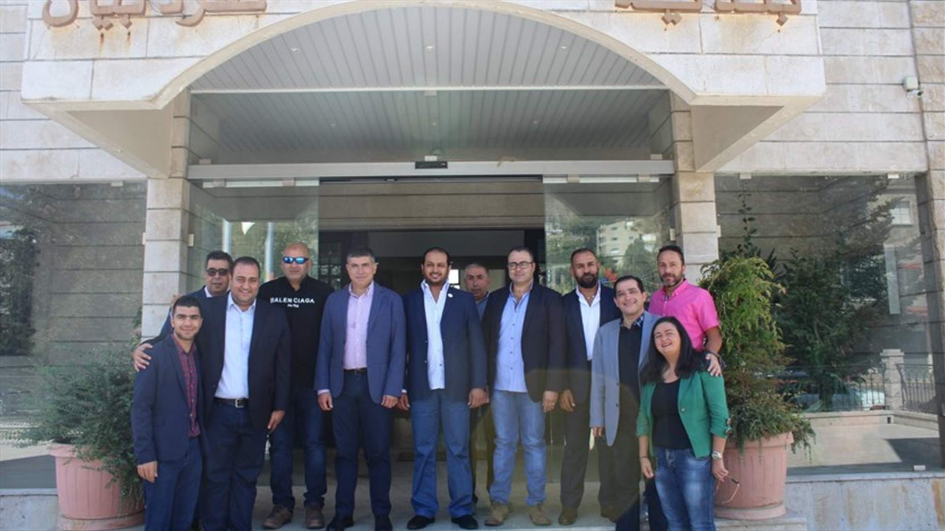 الشامسي يجول في كفردبيان ويغرس أرزة تحمل اسم دولة الإمارات