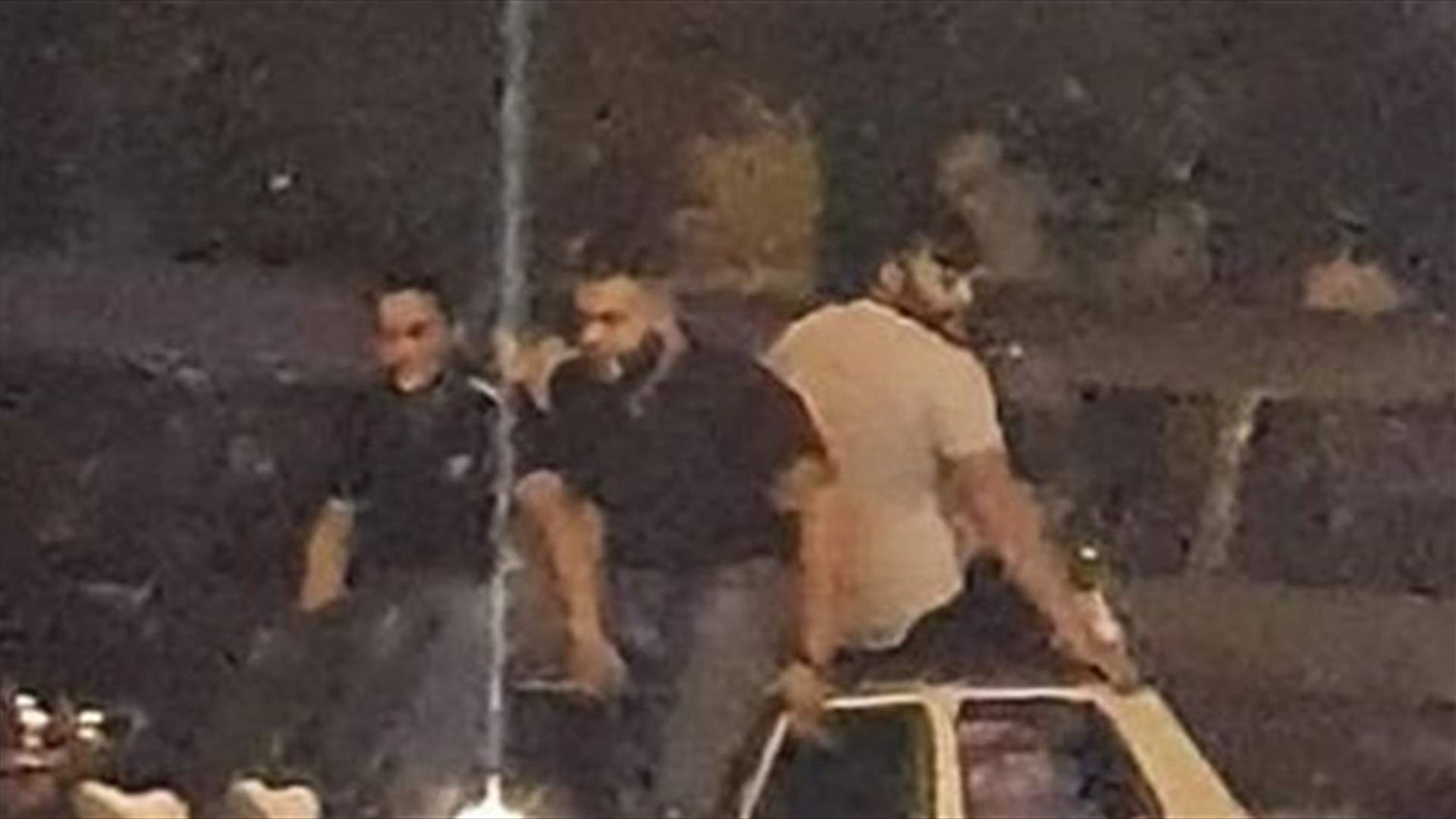 صورة غريبة لشبان في تبنين... ما فعلوه شكّل خطرا على حياتهم