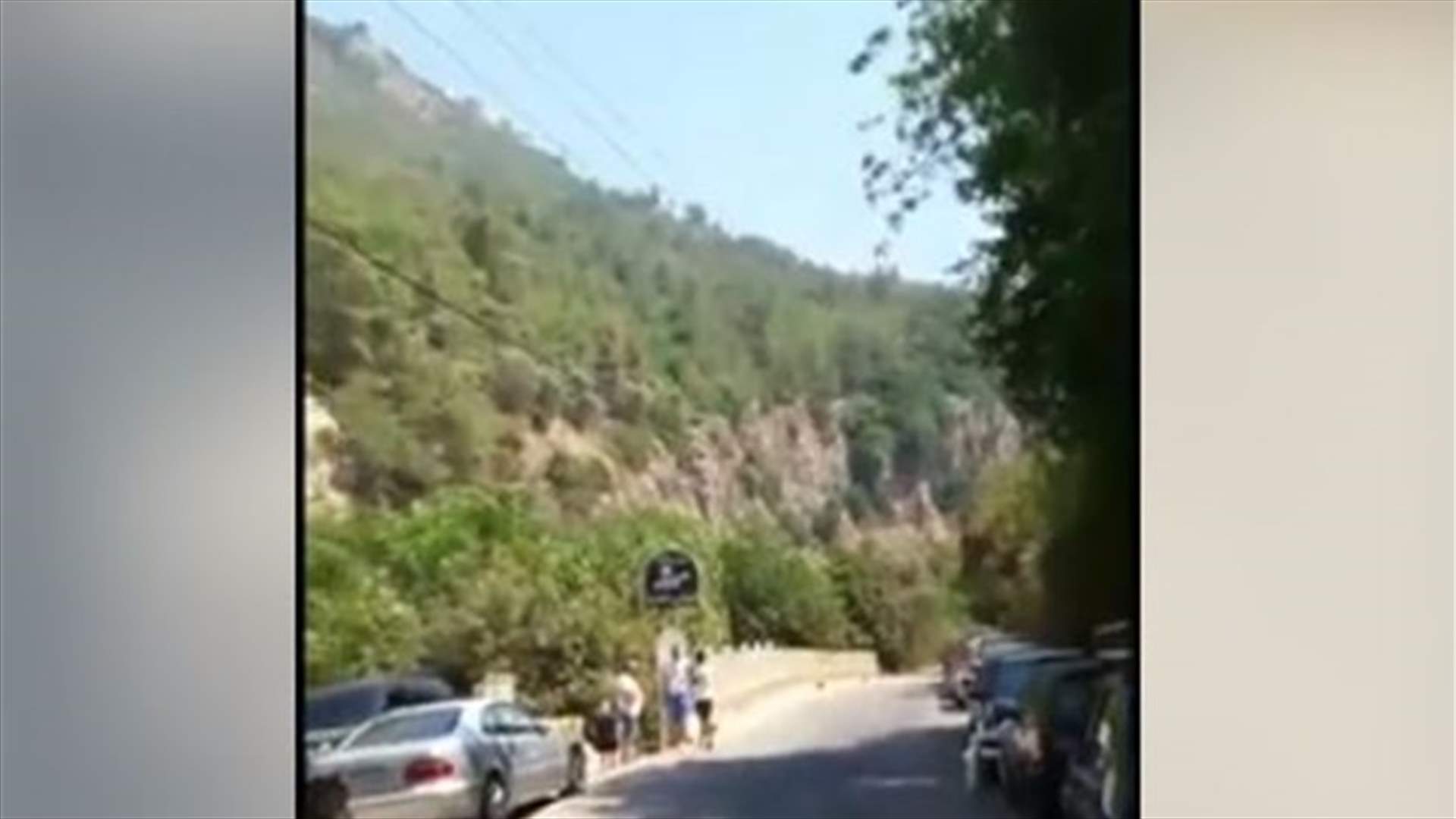 شبان يلزمون المواطنين بدفع خوّة لركن سياراتهم على الطريق العام... اليكم التفاصيل (فيديو)