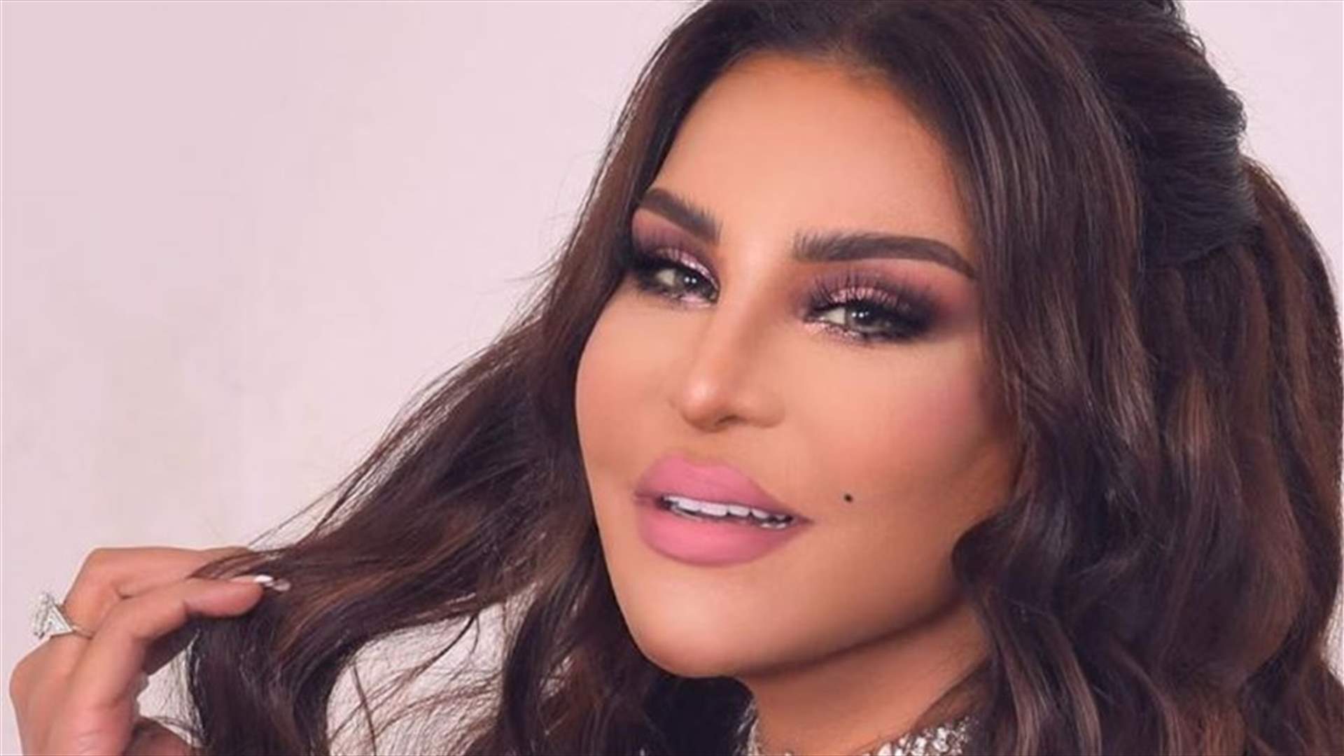 أحلام تخوض تحدٍ على تويتر وتنشر صورة قديمة لها بالأبيض والأسود