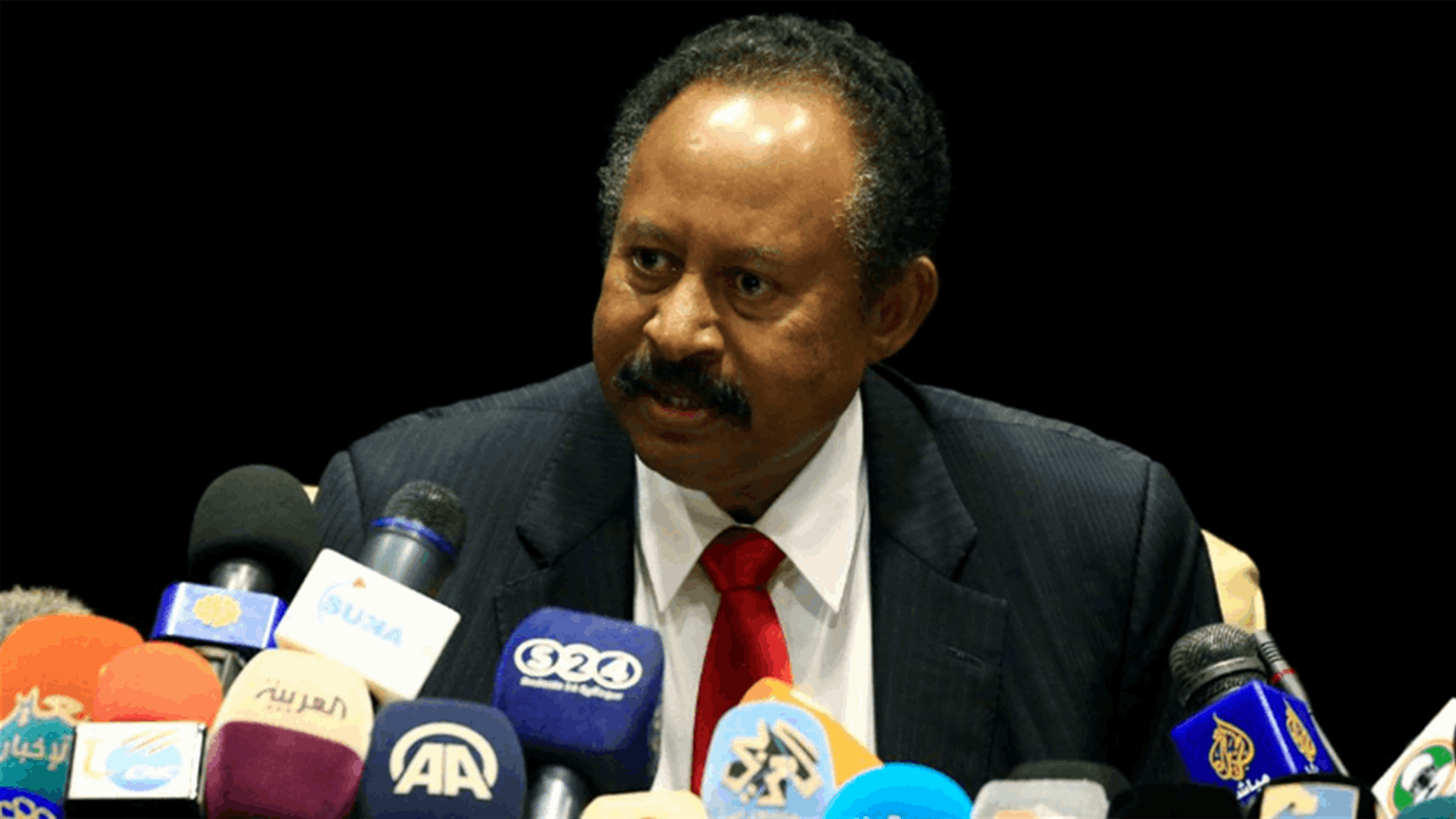 أول حكومة سودانية بعد إطاحة البشير تؤدي اليمين