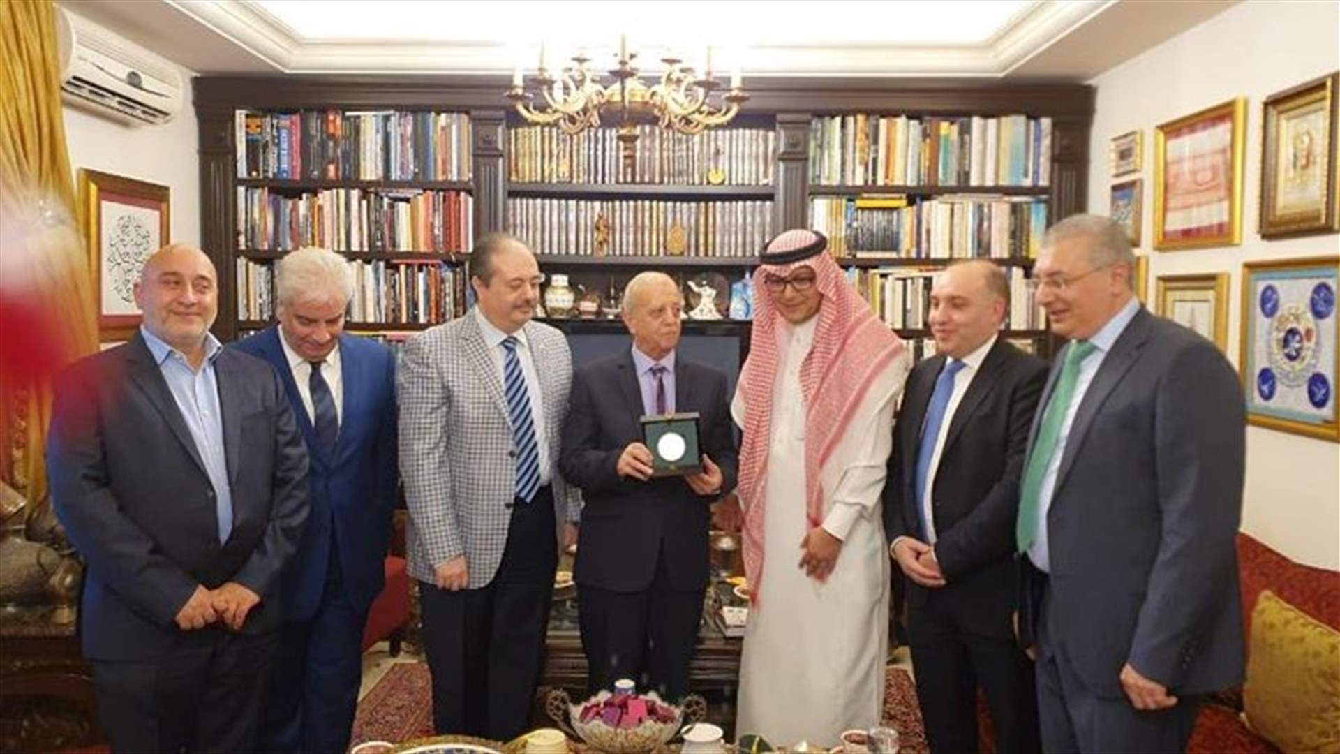 بخاري كرم المؤرخ عمر تدمري في طرابلس وقلده ميدالية الملك عبد العزيز