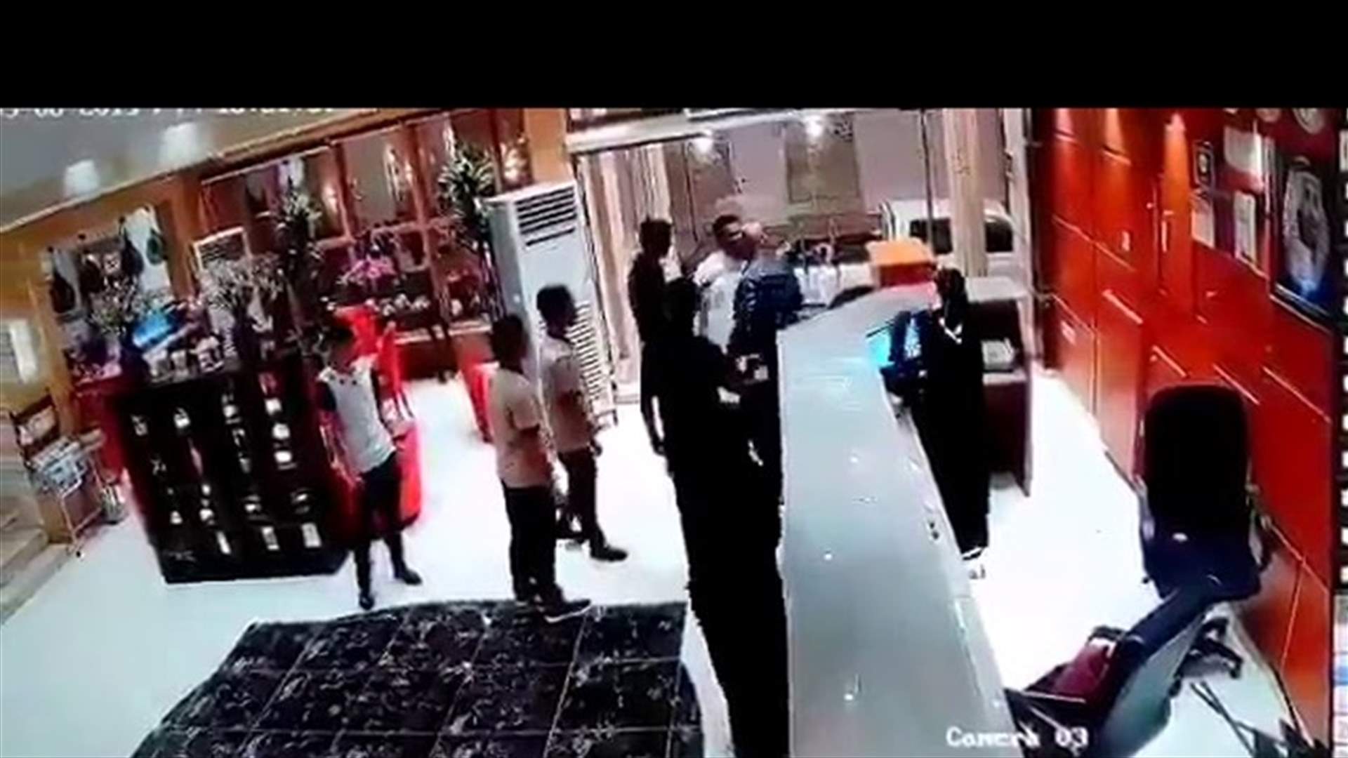 رجل يعتدي بالضرب على موظفة في فندق بالسعودية... لهذا السبب (فيديو)