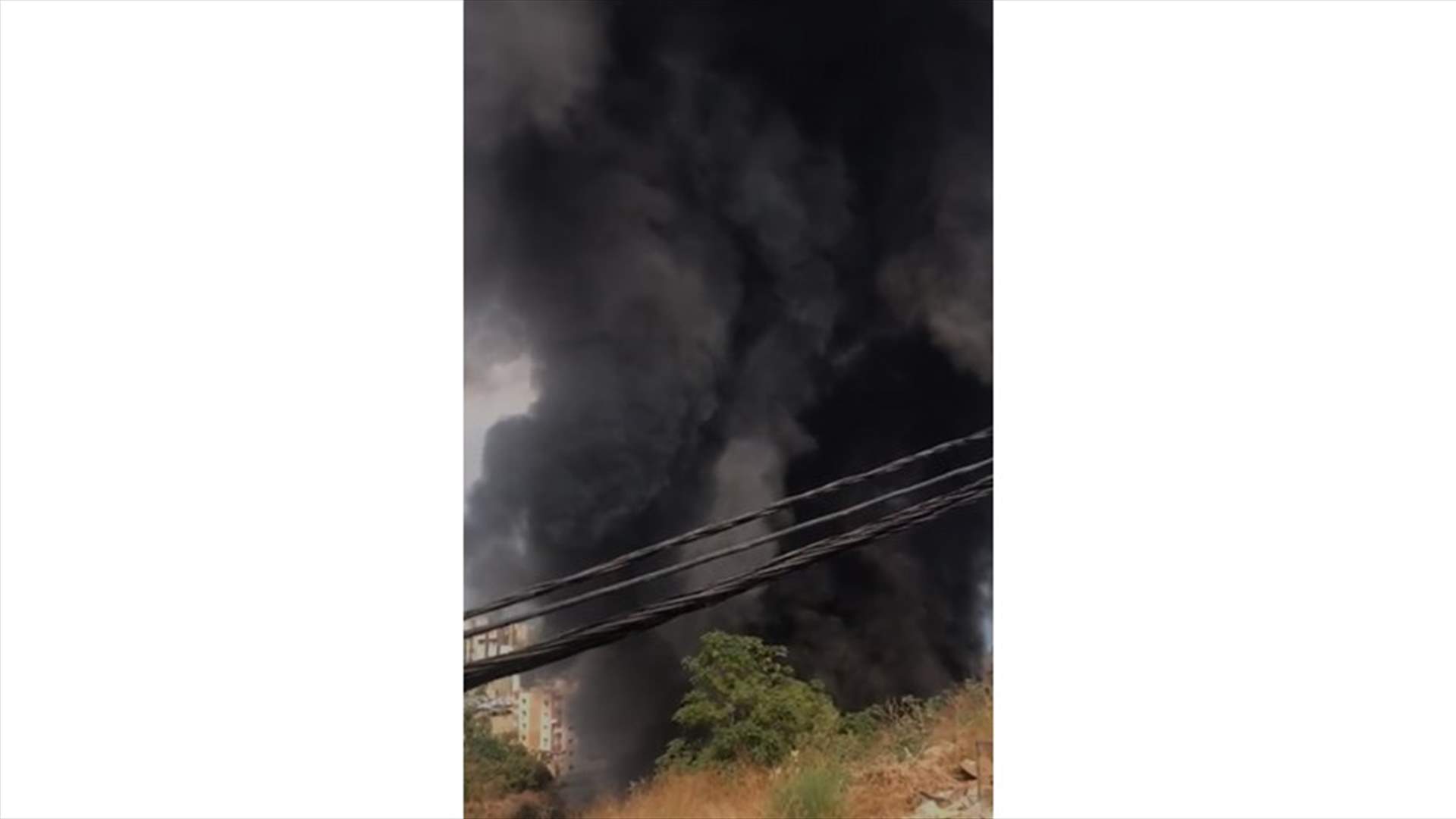 فيديو يظهر كثافة الدخان الاسود جراء الحريق في بصاليم