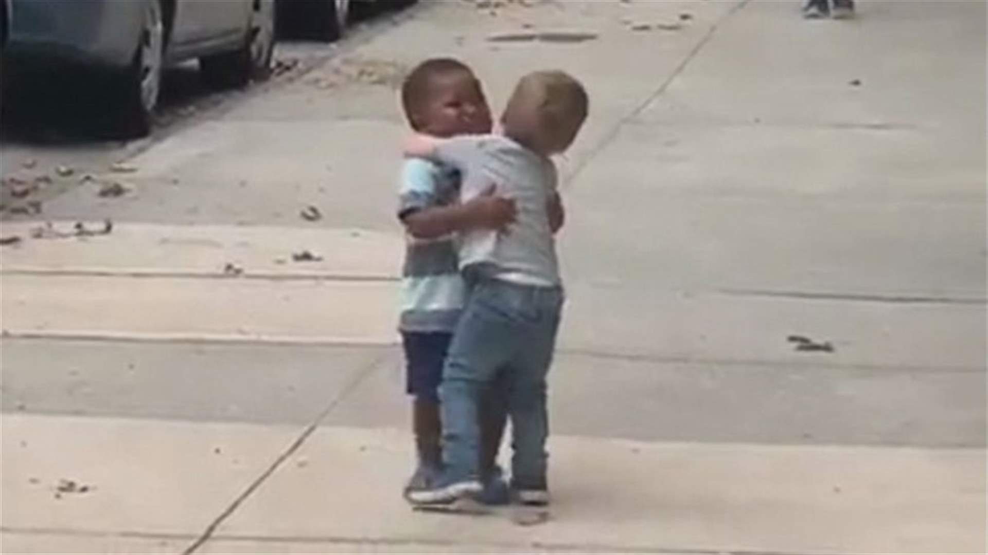 لقاء طفلين صديقين بعد غياب... فيديو مؤثر يجتاح الانترنت!