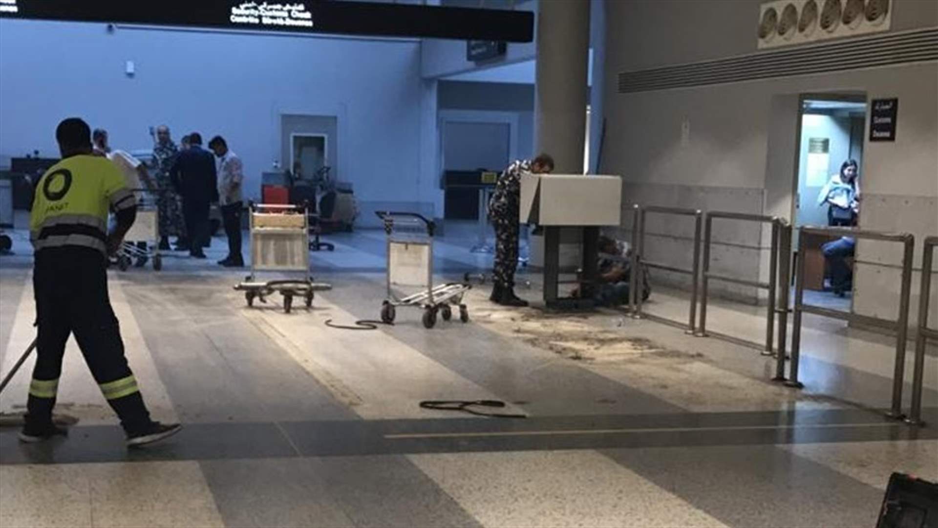 البدء بإزالة أجهزة السكانر في قاعة المغادرة في مطار بيروت لاعتماد نظام التفتيش الجديد... (صورة)