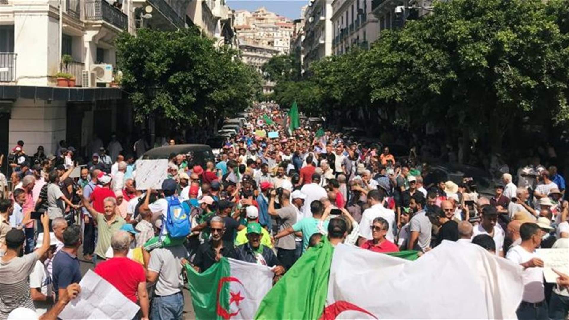 آلاف يتظاهرون بالجزائر مطالبين برحيل باقي النخبة الحاكمة قبل الانتخابات