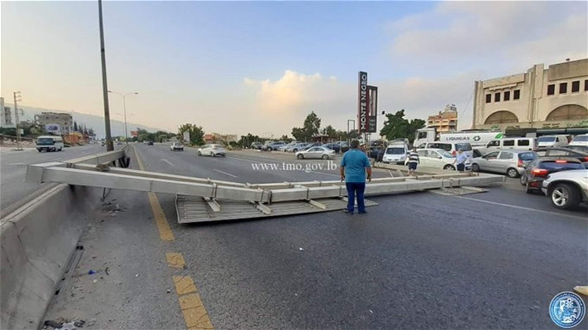 قطع المسلك الغربي لاوتوستراد طبرجا اثر سقوط لوحة توجيهية... (صورة)