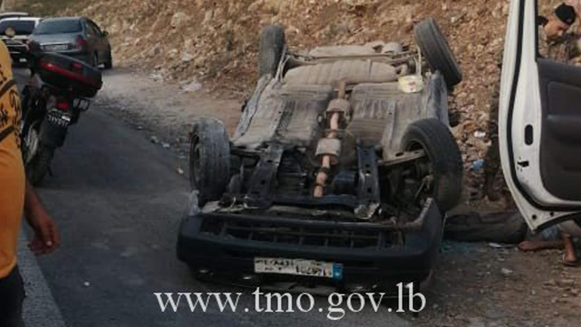 انقلاب سيارة على اوتوستراد طبرجا باتجاه جونية...  وزحمة سير كثيفة في المحلة (صورة)