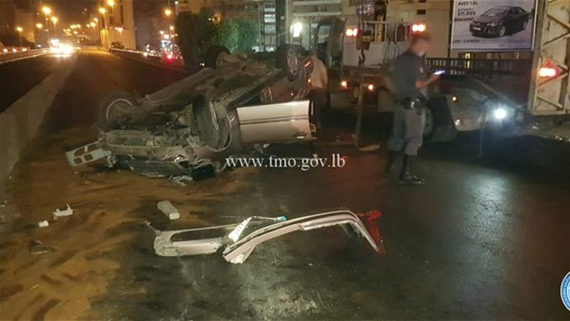 جريح إثر اصطدام سيارة بالفاصل الوسطي وانقلابها على جسر الكولا (صوَر)