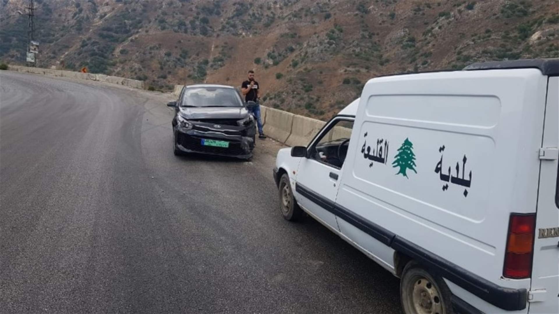 جريحة باصطدام سيارة بجدار اسمنتي على طريق عام الخردلي