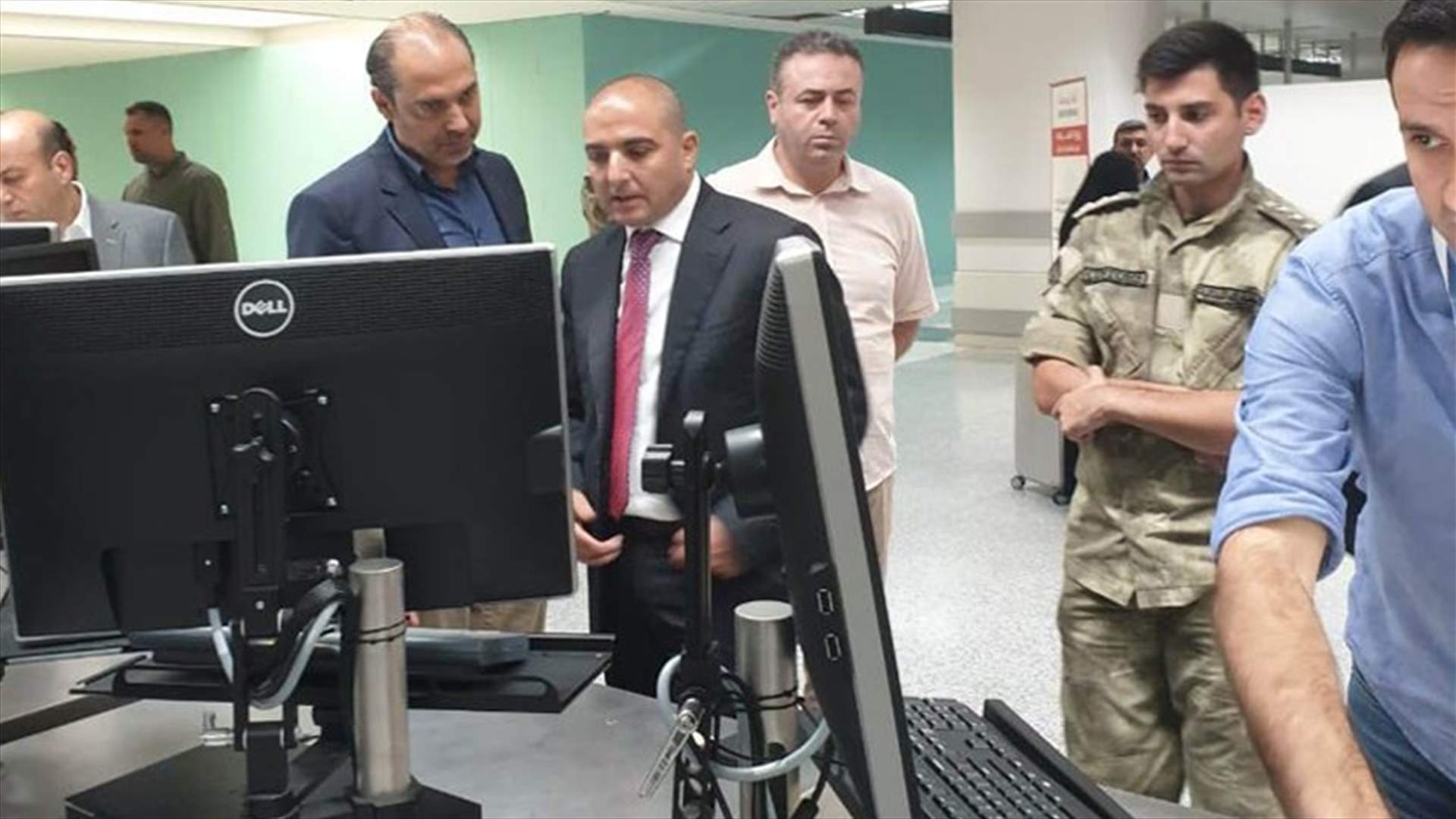 ضاهر يعطي توجيهاته لتسهيل حركة المسافرين بالمطار خصوصا مع أجهزة سيبدأ العمل بها قريبا...