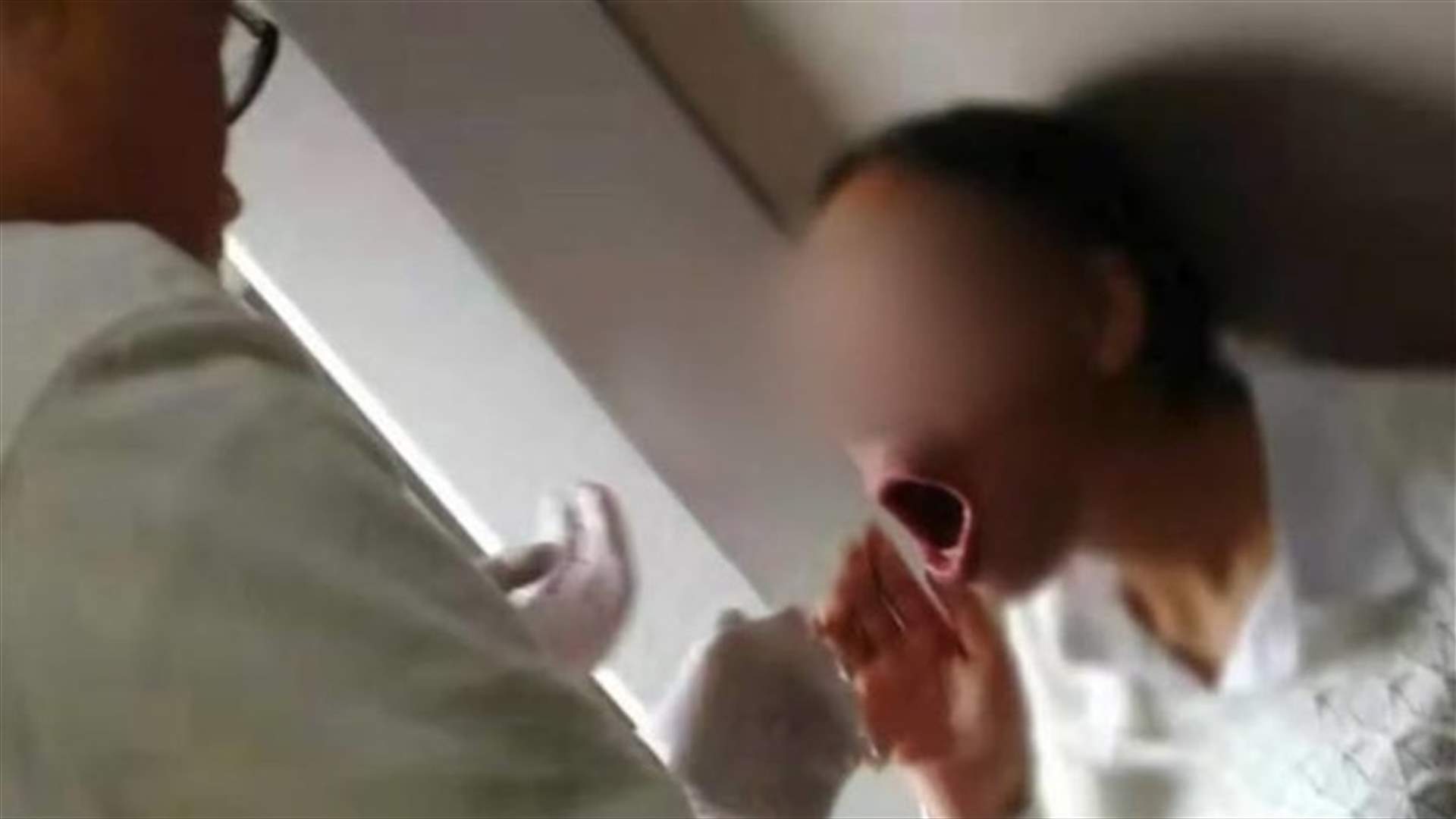 نوبة ضحك شديدة تتسبّب في خلع فكّ سيّدة صينية