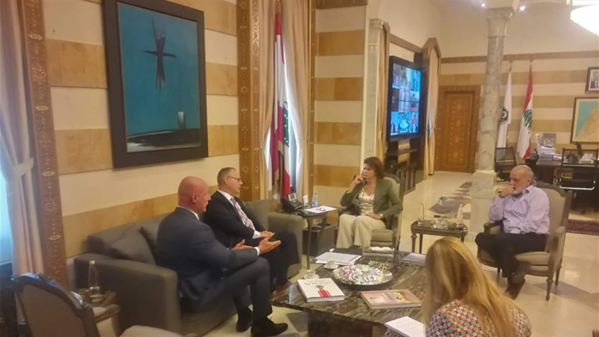 الحسن الى باريس لثلاثة أيام...