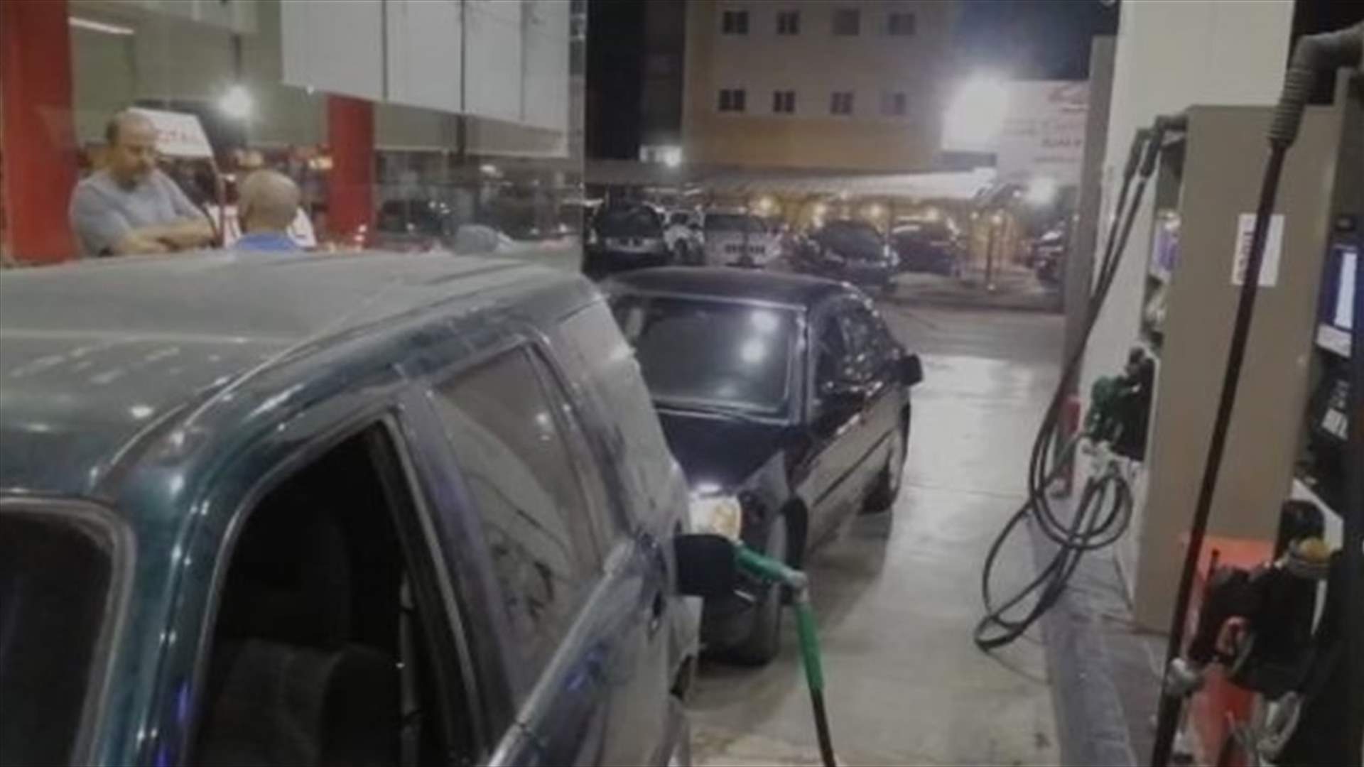اقبال على محطات الوقود في طرابلس وزحلة قبيل اضراب غدا...