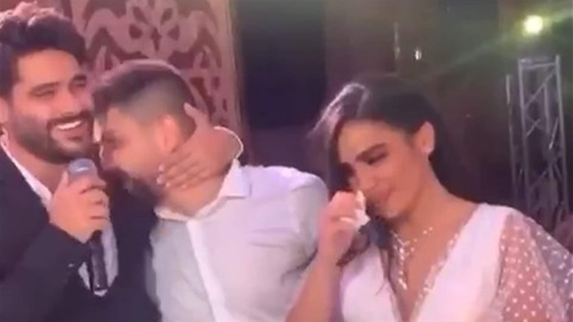 ناصيف زيتون يحتفل بسهرة زفاف شقيقه ويُبكي العروس بأغنيته (فيديو)