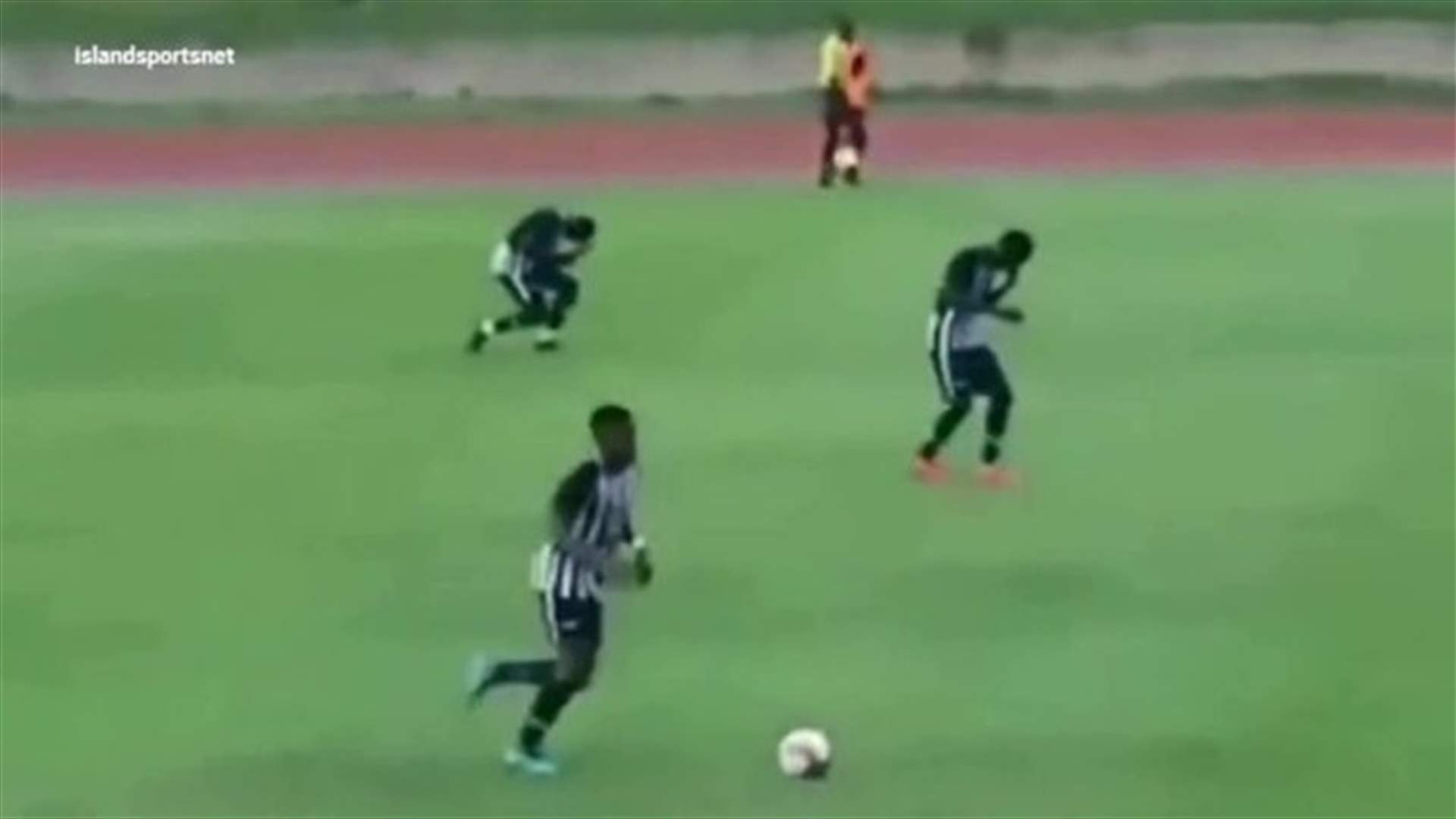 البرق يضرب لاعبين أثناء مباراة كرة قدم (فيديو)