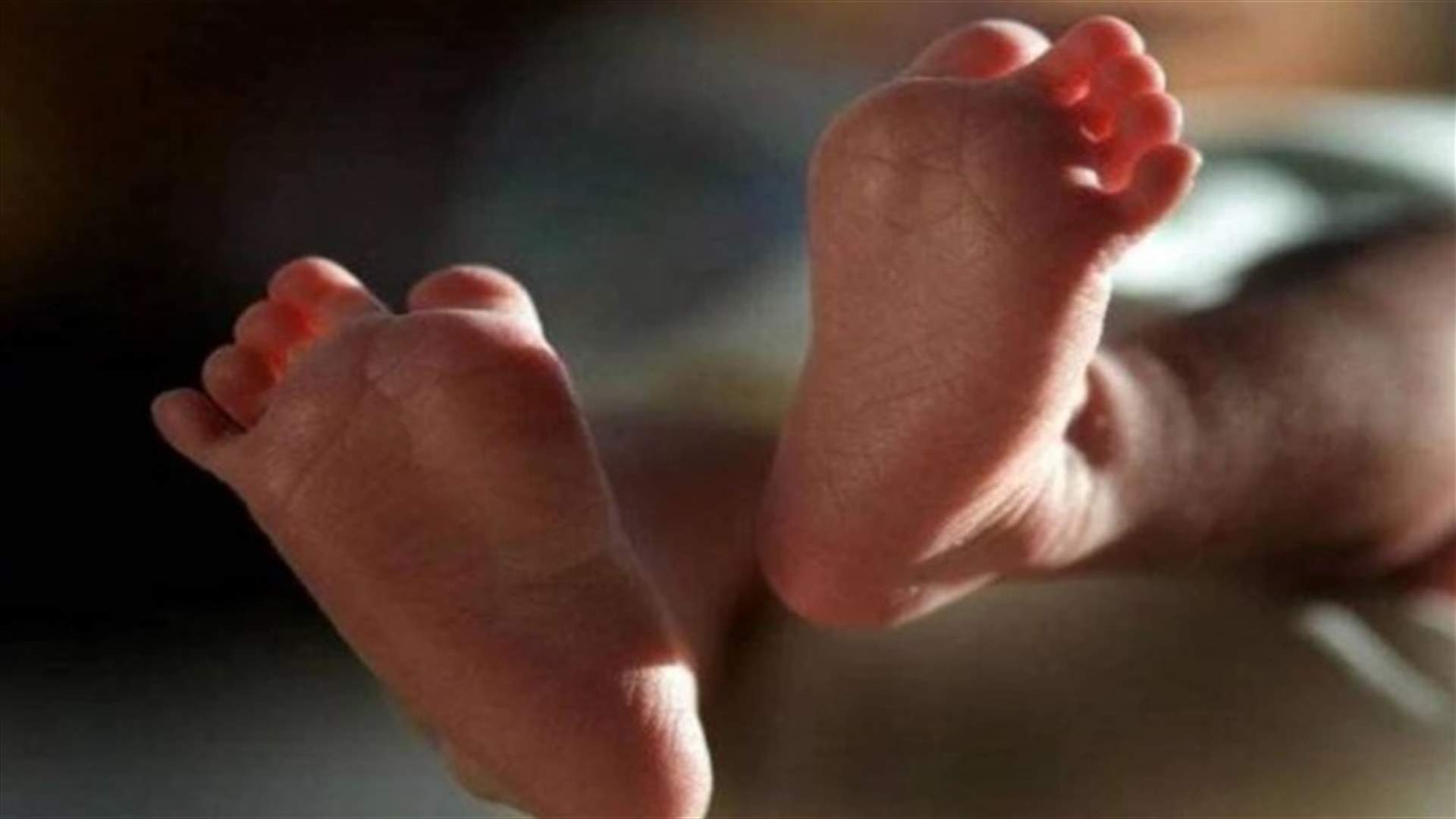 انتزع رضيعاً من يد والدته ورماه من القطار... حادثة أليمة جداً!