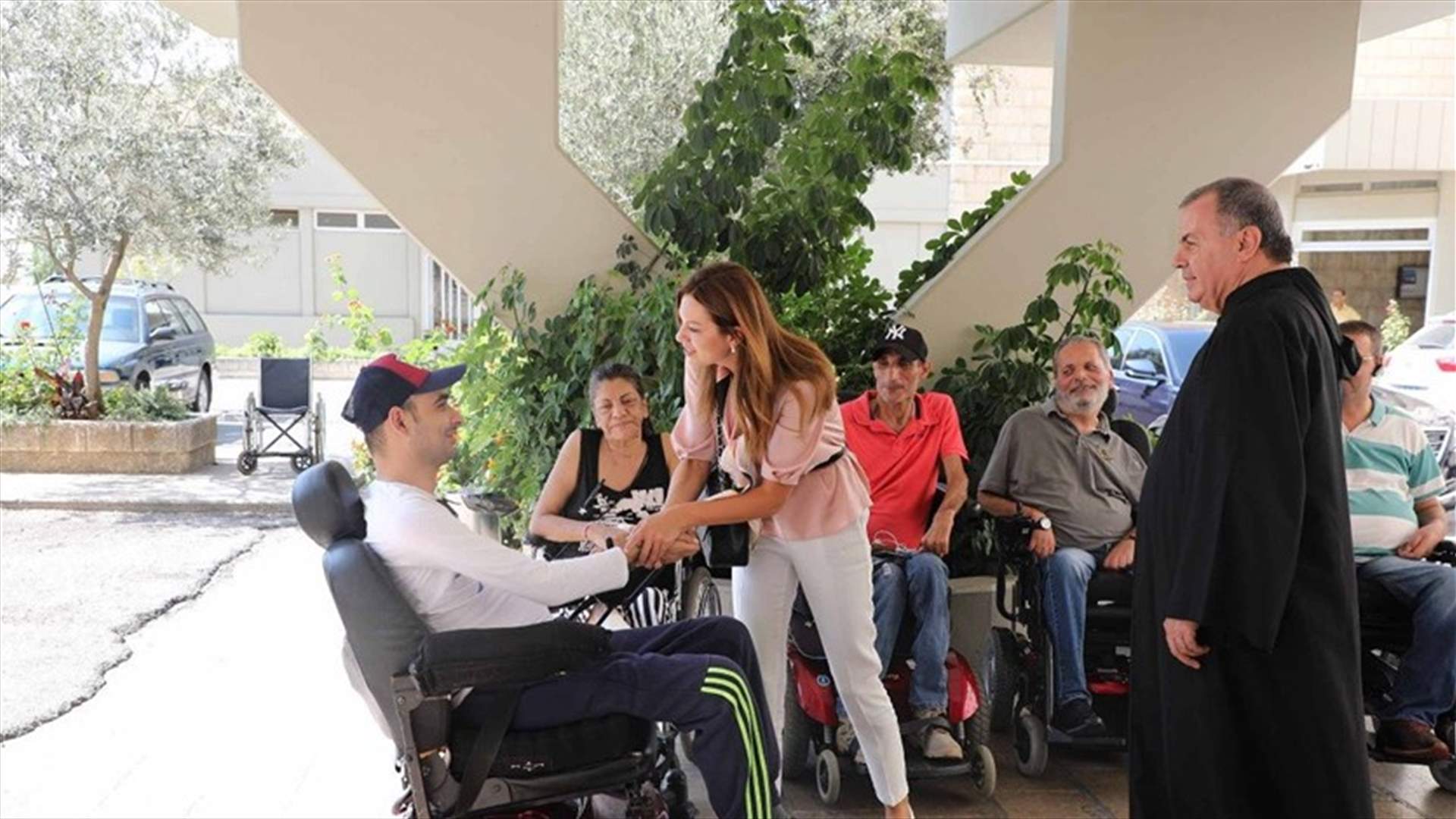 الصفدي زارت مستشفى وتقنية بيت شباب: لا شيء يقف في وجه الابداع والفن والعمل (صور)