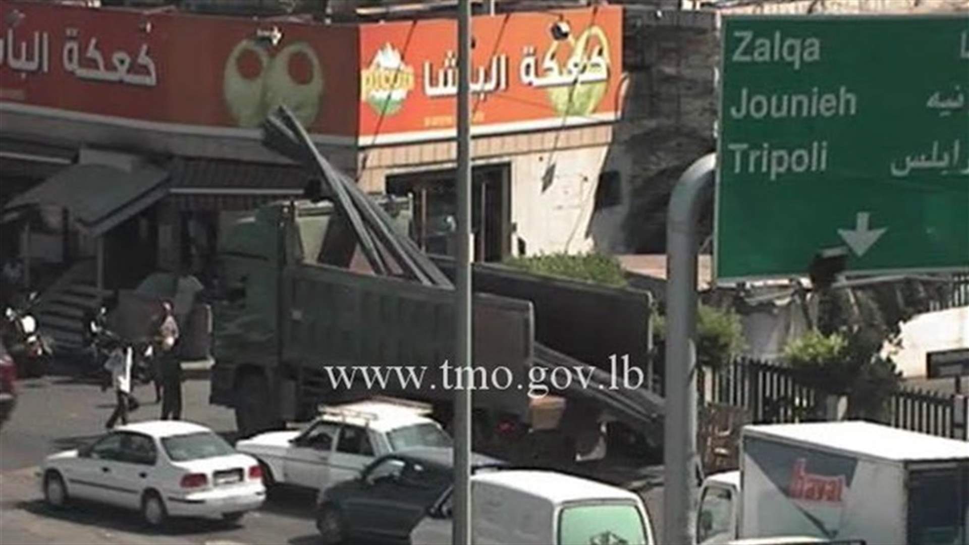 اصطدام شاحنة بلوحة اعلانية على محول نهر الموت...