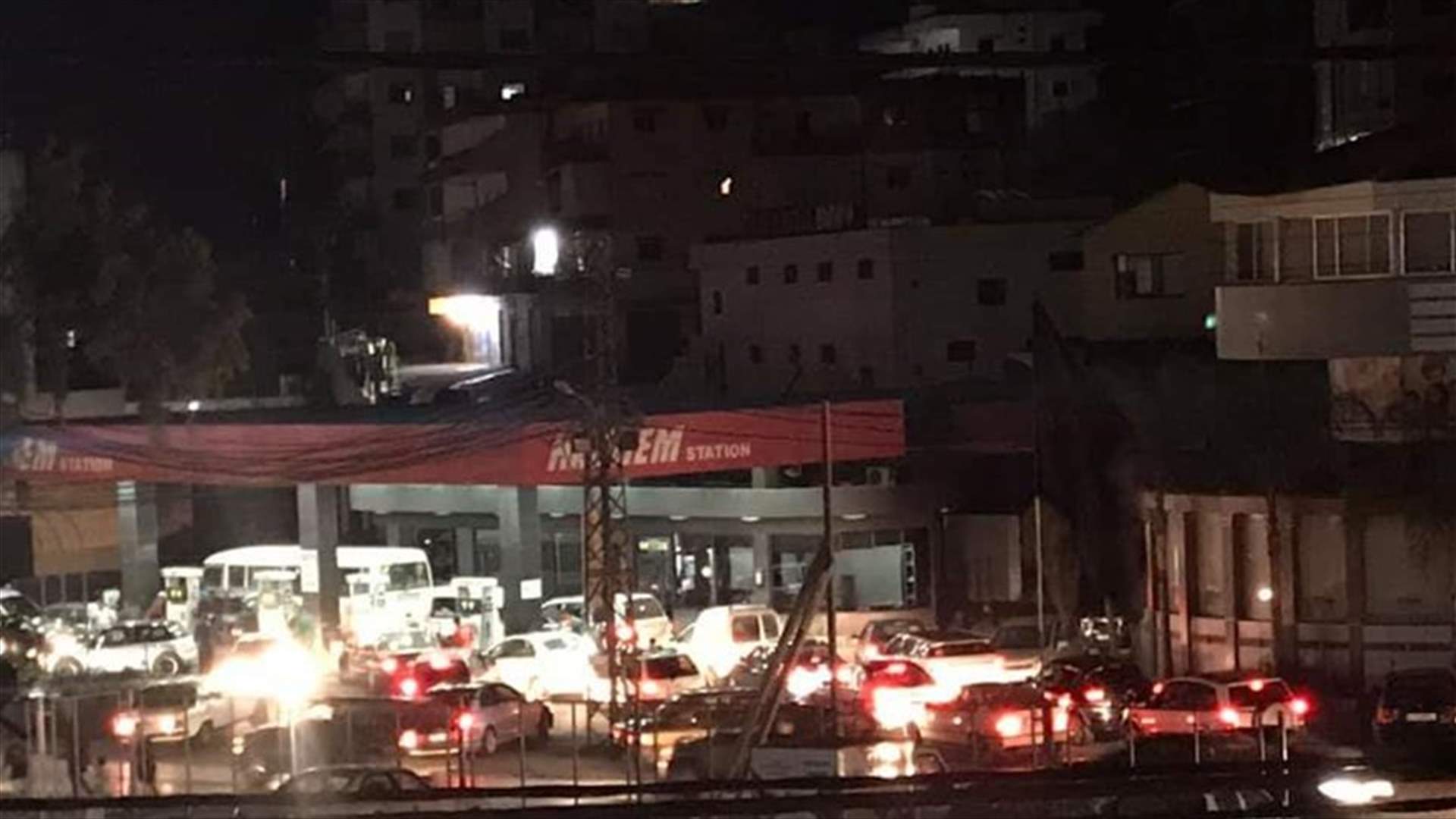 توافد كثيف إلى محطات الوقود في النبطية تحسبًا لأي طارئ (صورة)