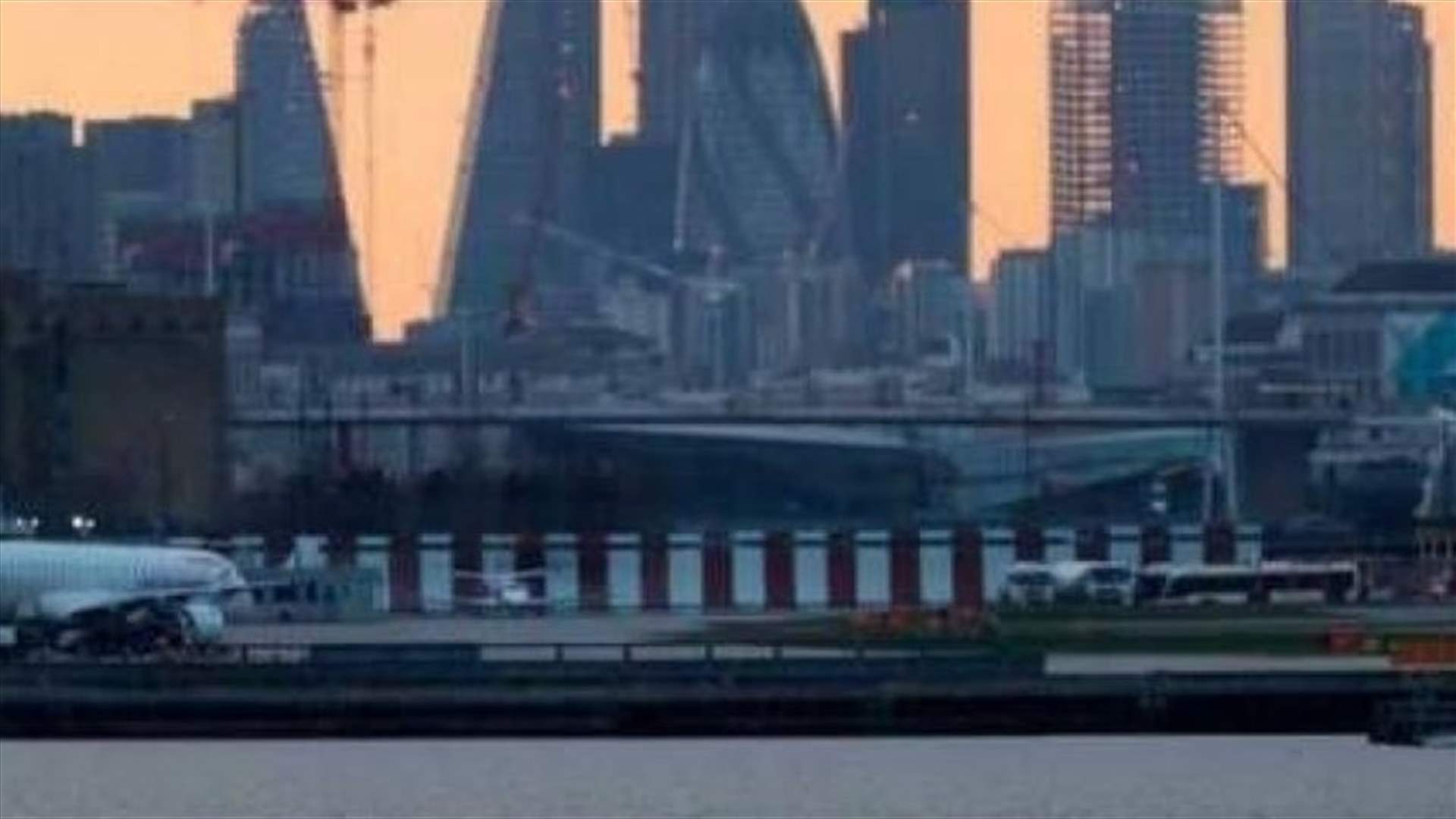 خبراء مفرقعات في طريقهم لمطار مانشستر بعد أنباء عن طرد مريب