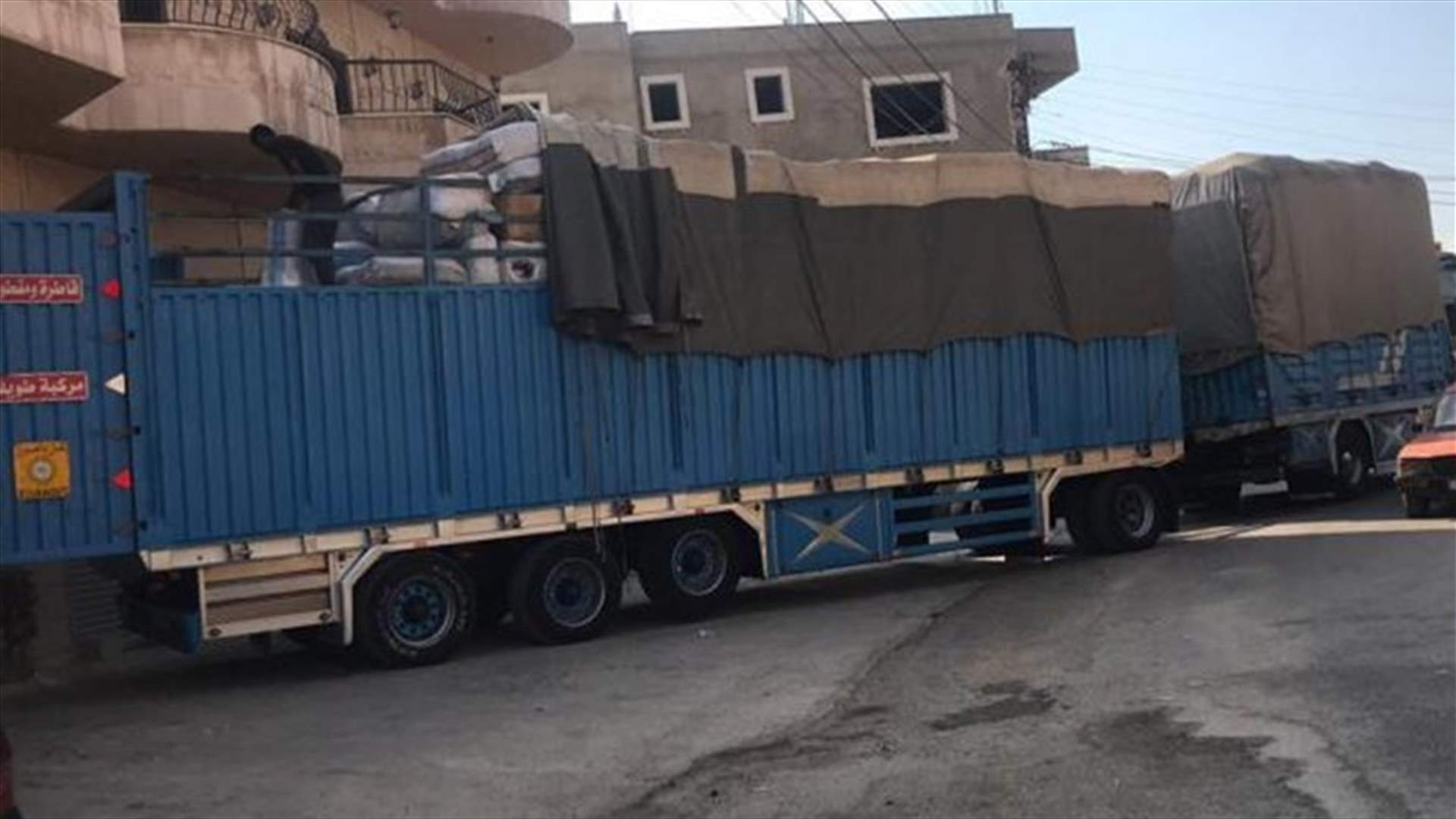 ضبط شاحنة بضائع زنتها 16 طنا غير مستوفاة الرسوم الجمركية وتوقيف شخصين (صور)