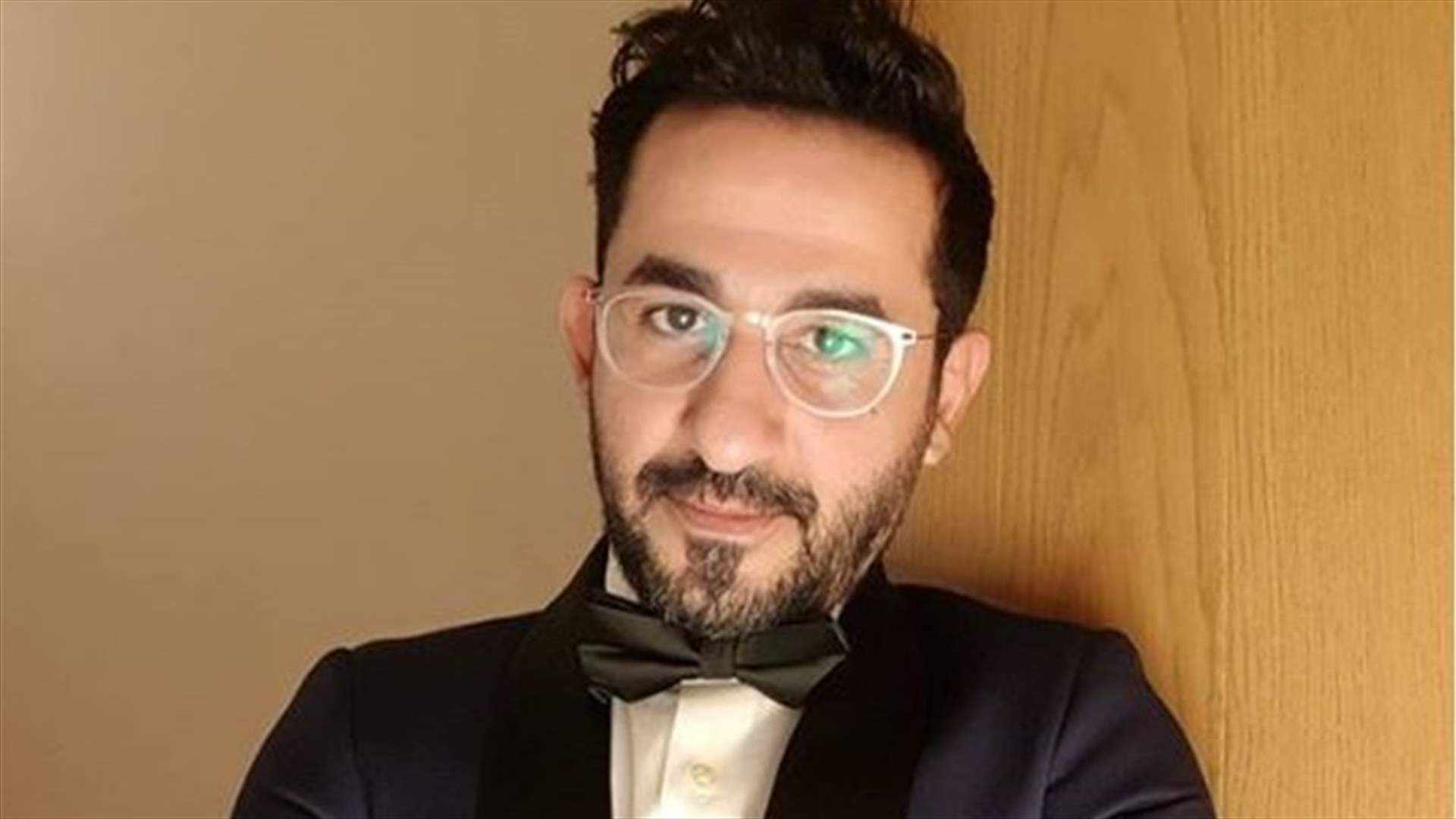 بطريقته الكوميدية... أحمد حلمي يقود سيارة مكشوفة في لندن تحت المطر (فيديو)