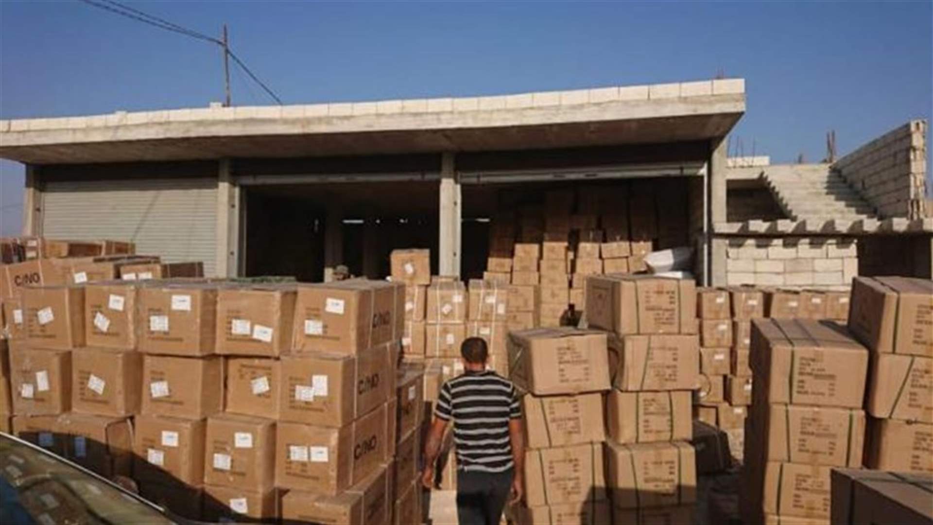 ضبط كمية كبيرة من الأحذية والالبسة المهربة في بلدة المرج البقاعية... وتوقيف 3 متورطين (صور)