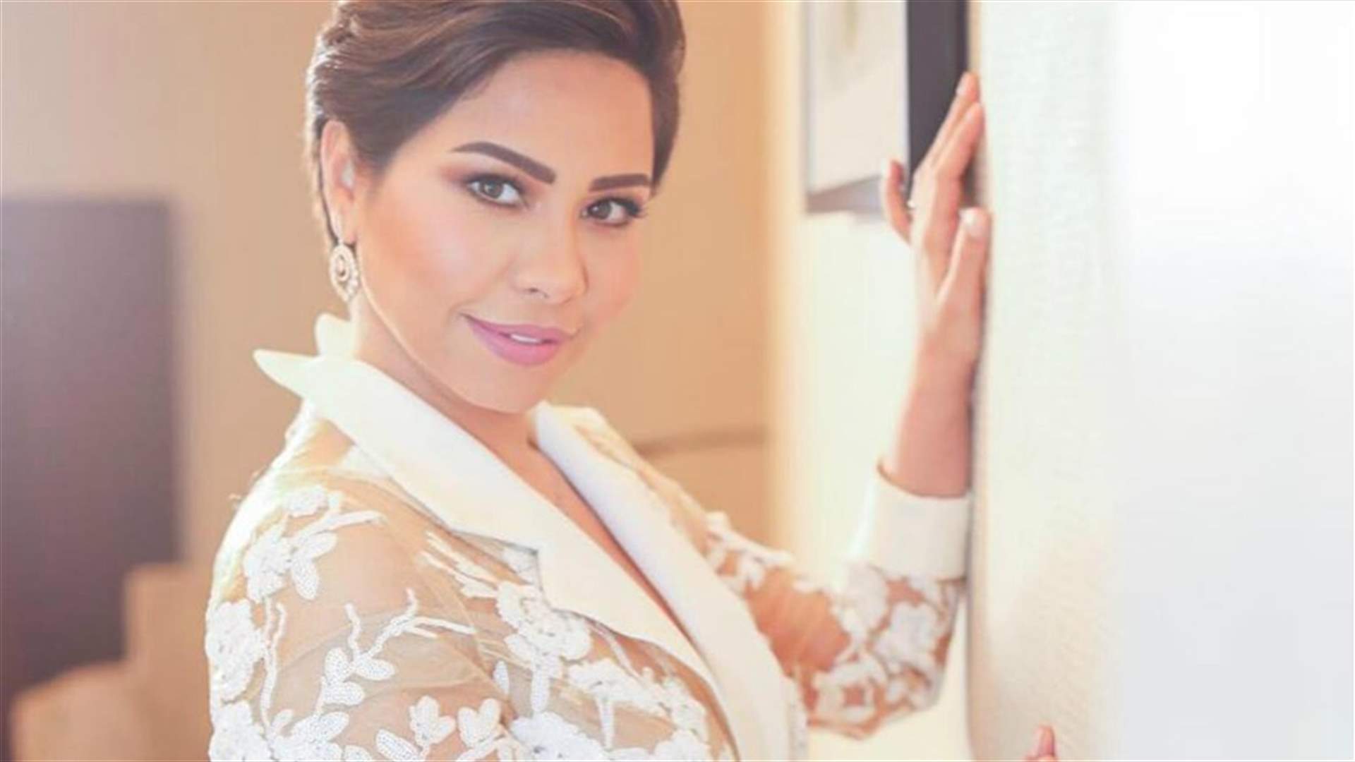 شيرين عبد الوهاب تخطف الأنظار بالأبيض في حفلها بالسعودية (صور)