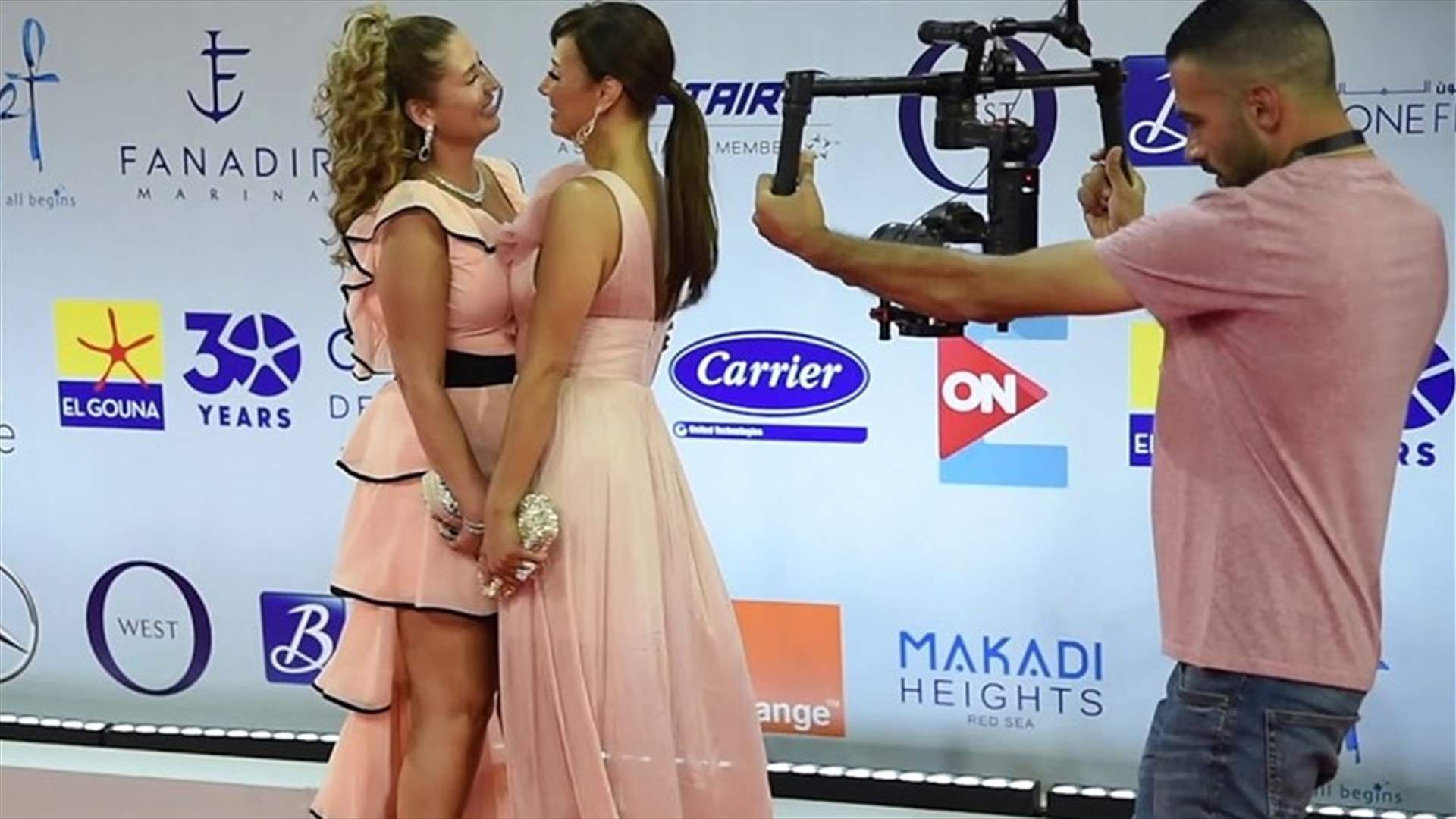 بعد قبلة سهير رمزي لصابرين.. هل حاولت هنا شيحة تقبيل أختها حلا في فمها؟ (فيديو)